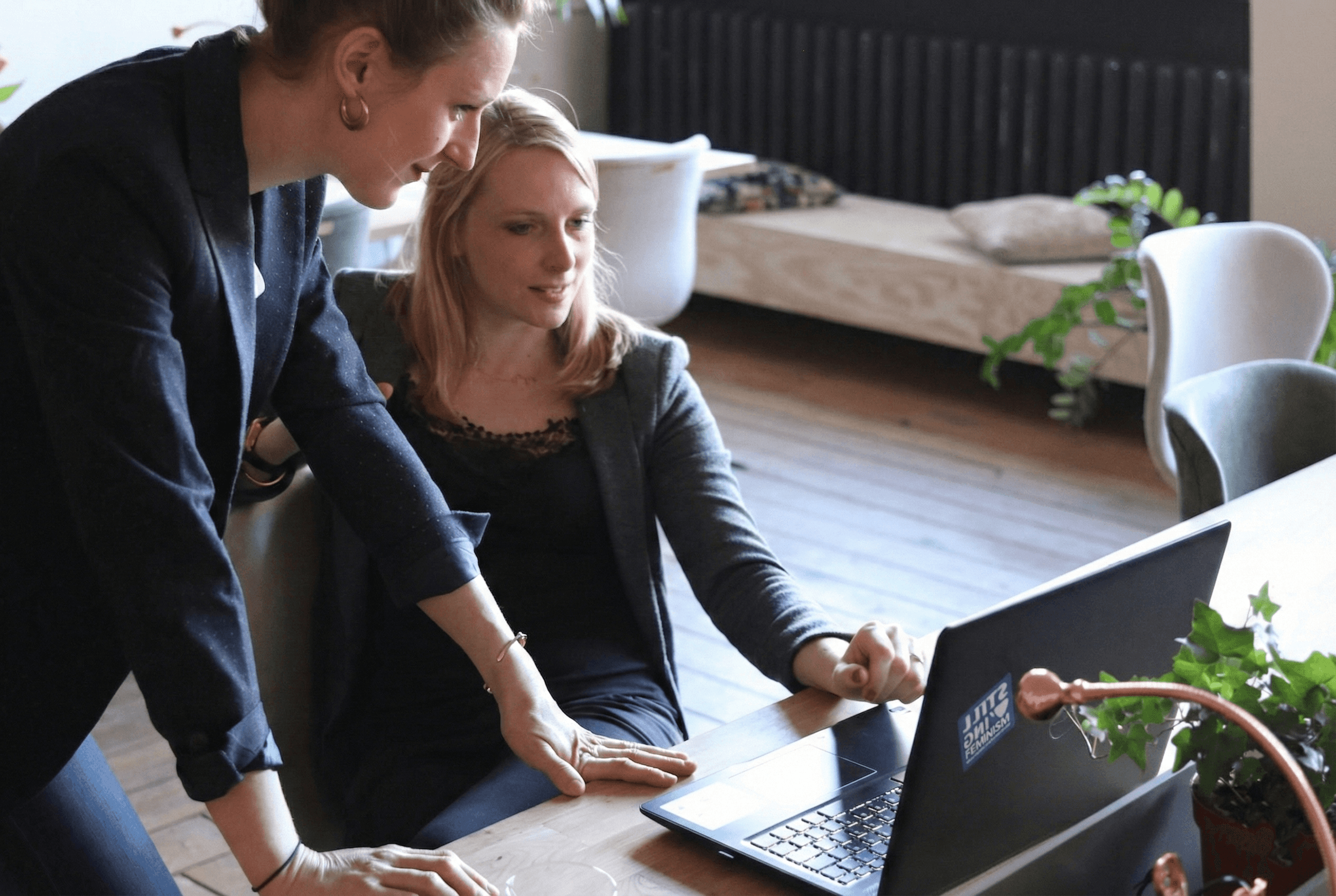 Portrait d'une conseillère en gestion de patrimoine IIDF souriante, experte en optimisation fiscale et Loi Jeanbrun.