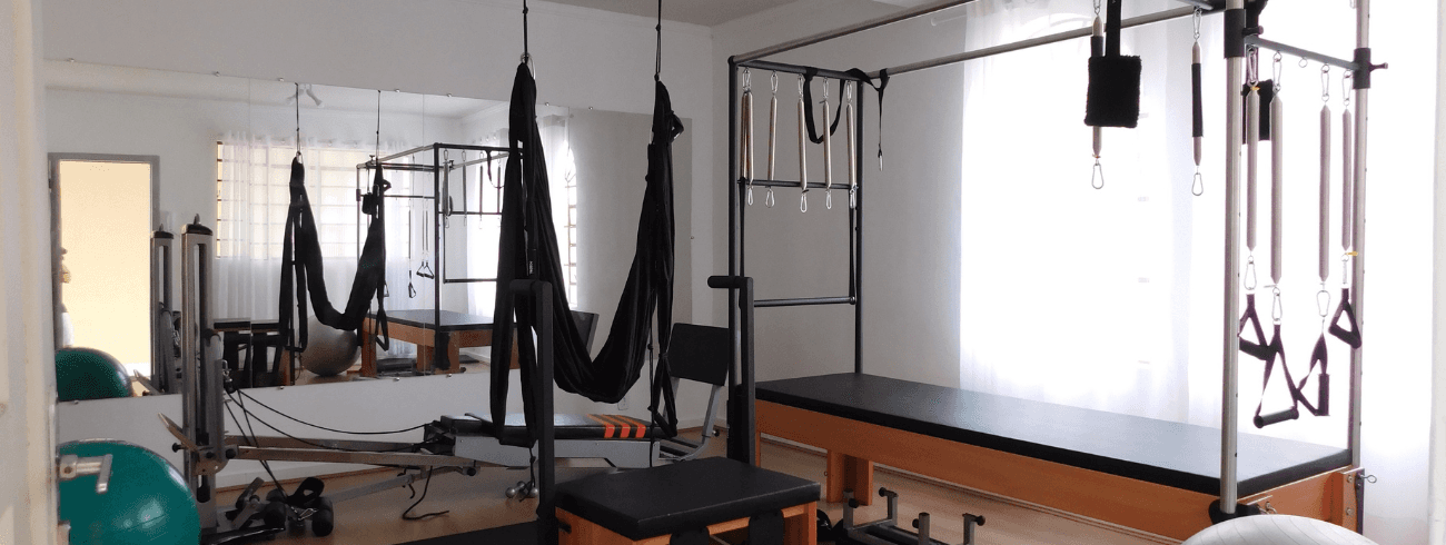 Espaço Carina Simeão com aparelhos de pilates.