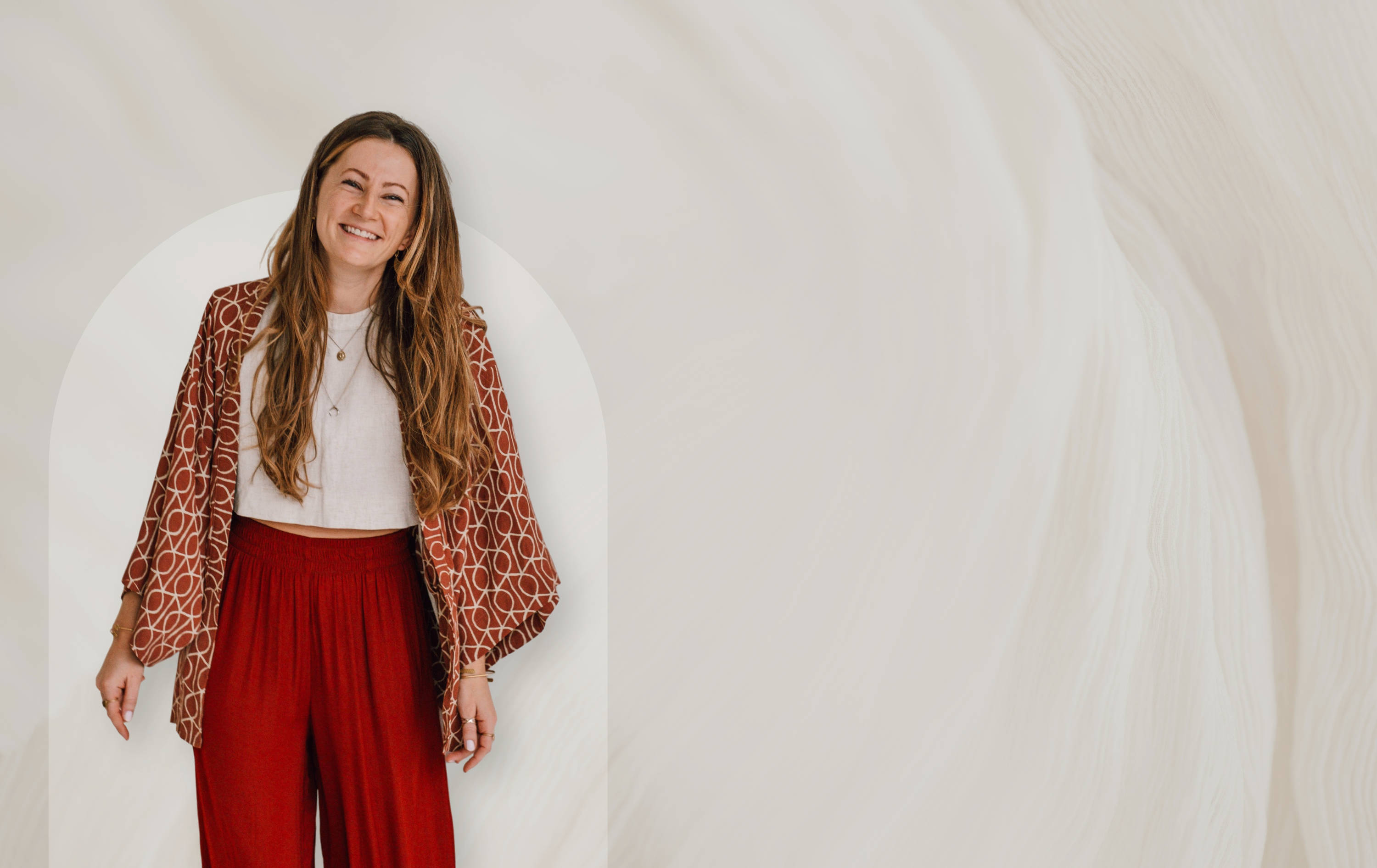 Franzi vor abstrakter Textur