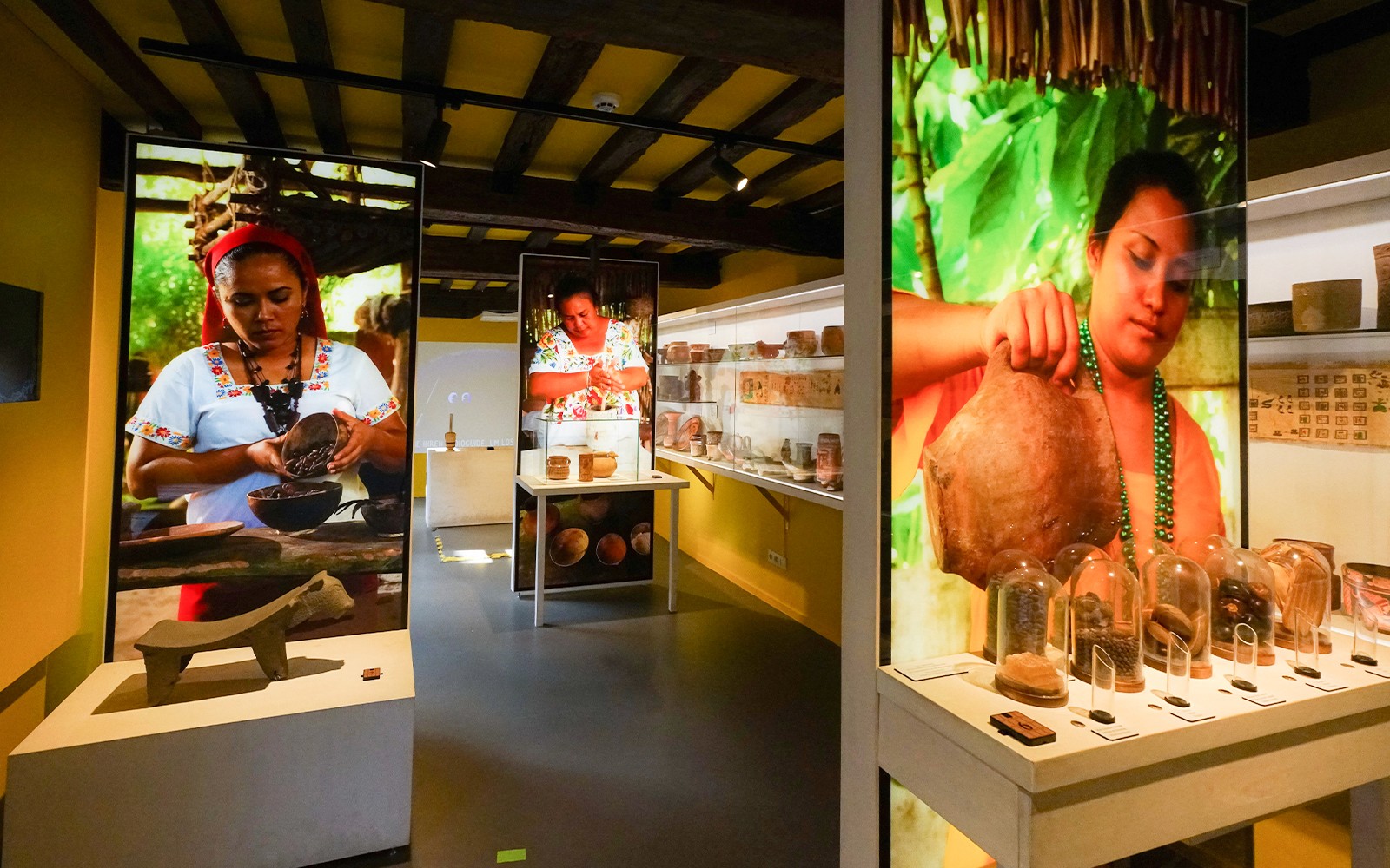 Turisták a brüsszeli Choco Story múzeum csokoládékiállításait fedezik fel.