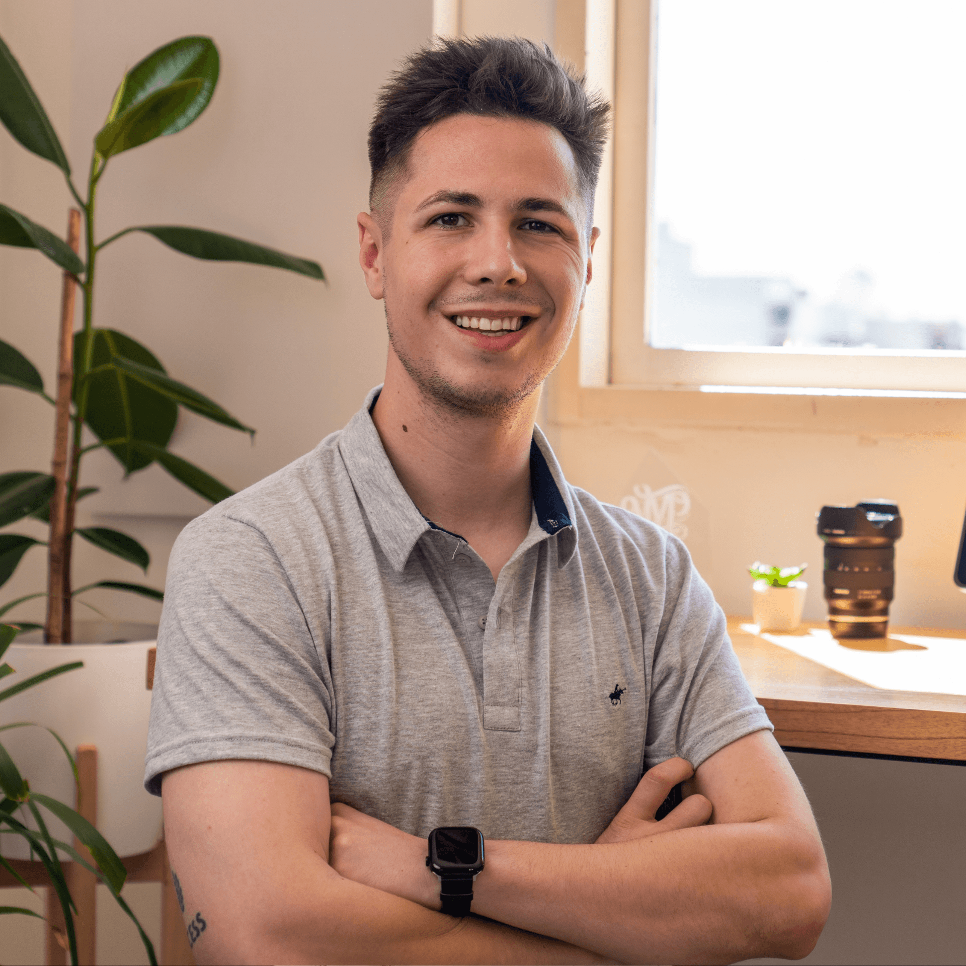 man wearing black notched lapel suit jacket in focus photography