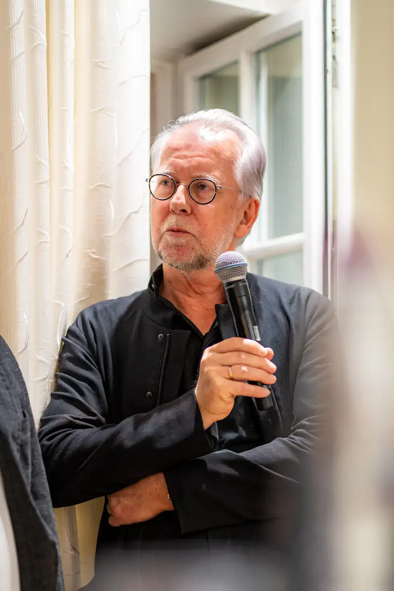 Zweigeschossiges Wohngebäude mit Klinkerfassade, Balkonen und Eingängen in der Frontansicht