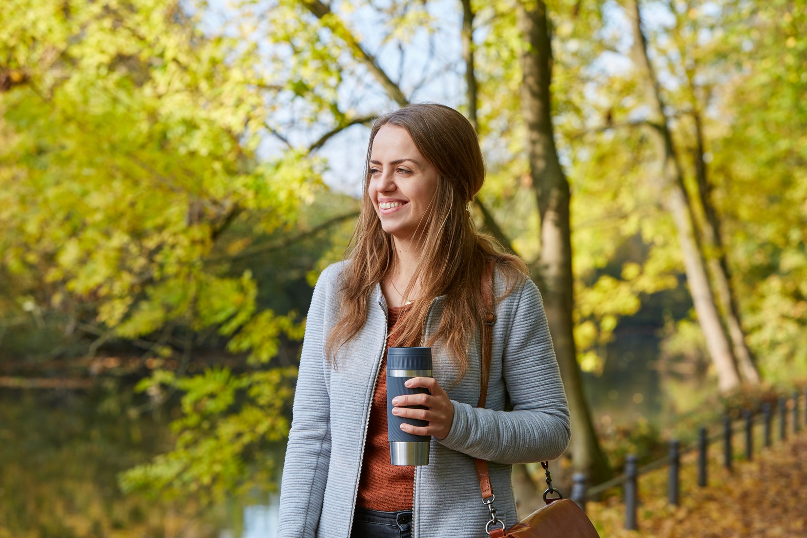 Emsa Thermobecher Twist in der Hand einer Frau