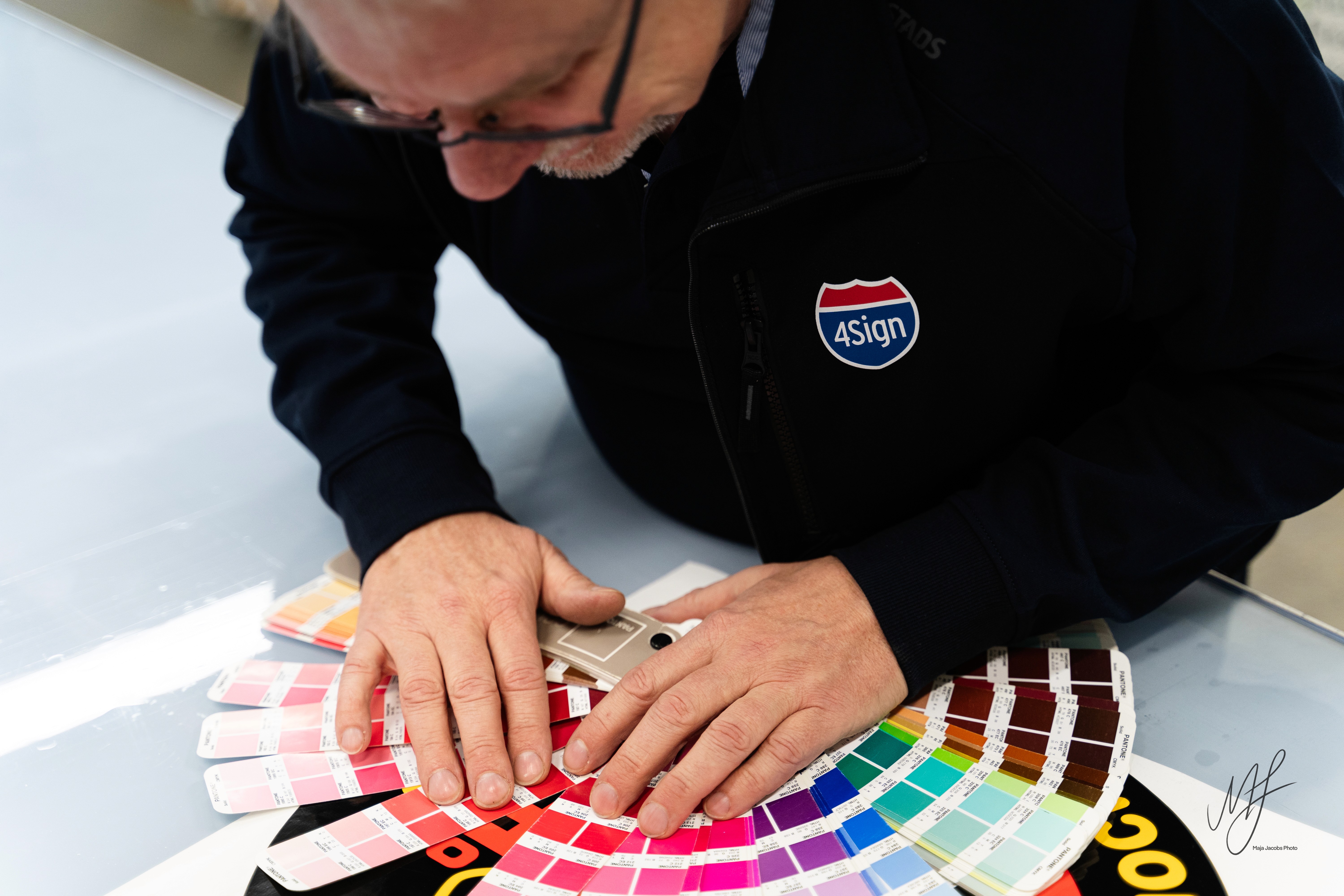 4Sign montör monterar en stor fasadskylt på hög höjd, expertis inom skyltmontering.