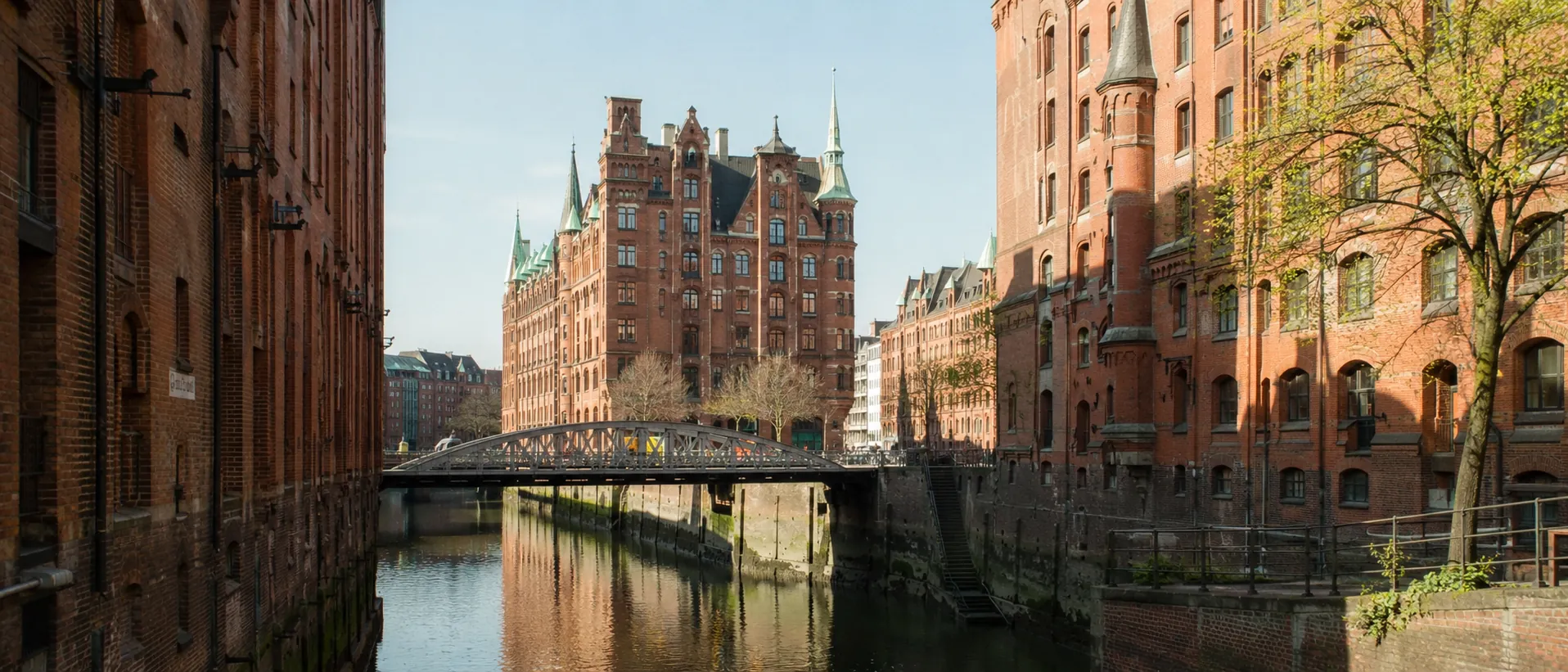 Historische Speicherstadt in Hamburg mit roten Backsteinfassaden und Kanal im Morgenlicht