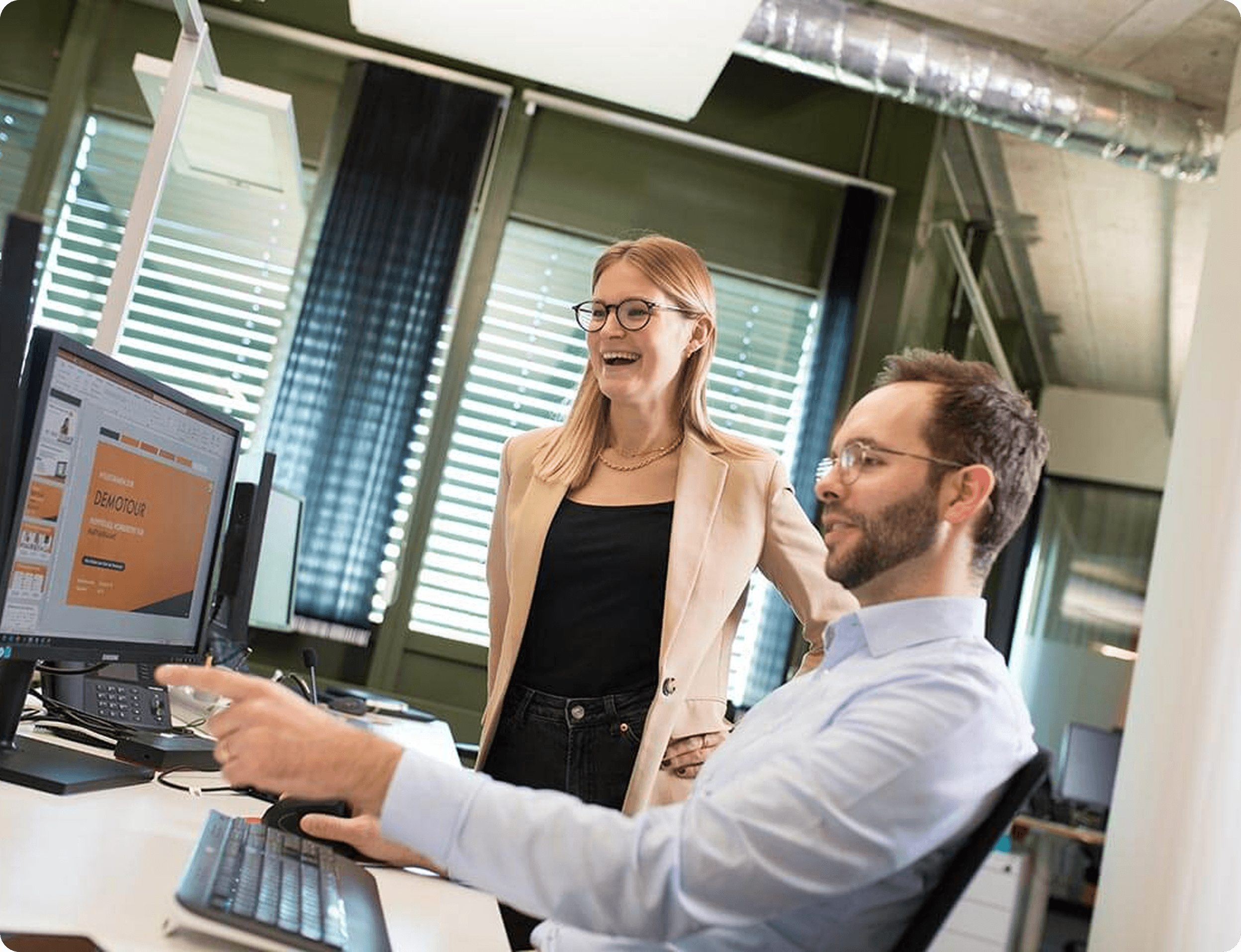 Two employees from the Sovendus Product Owner team working at a computer