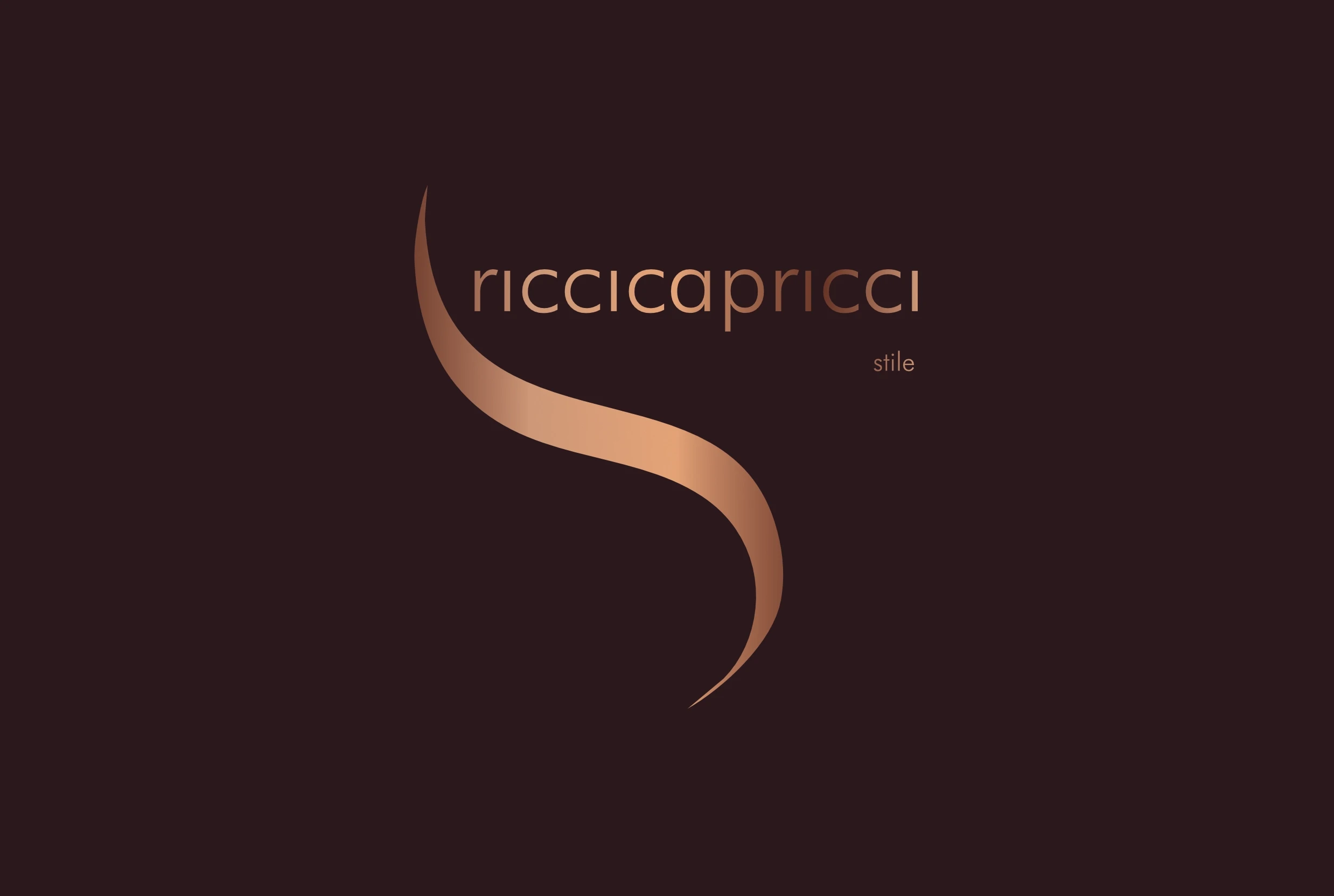 Logo riccicapricci stile brand identity logo design oro su fondo marrone