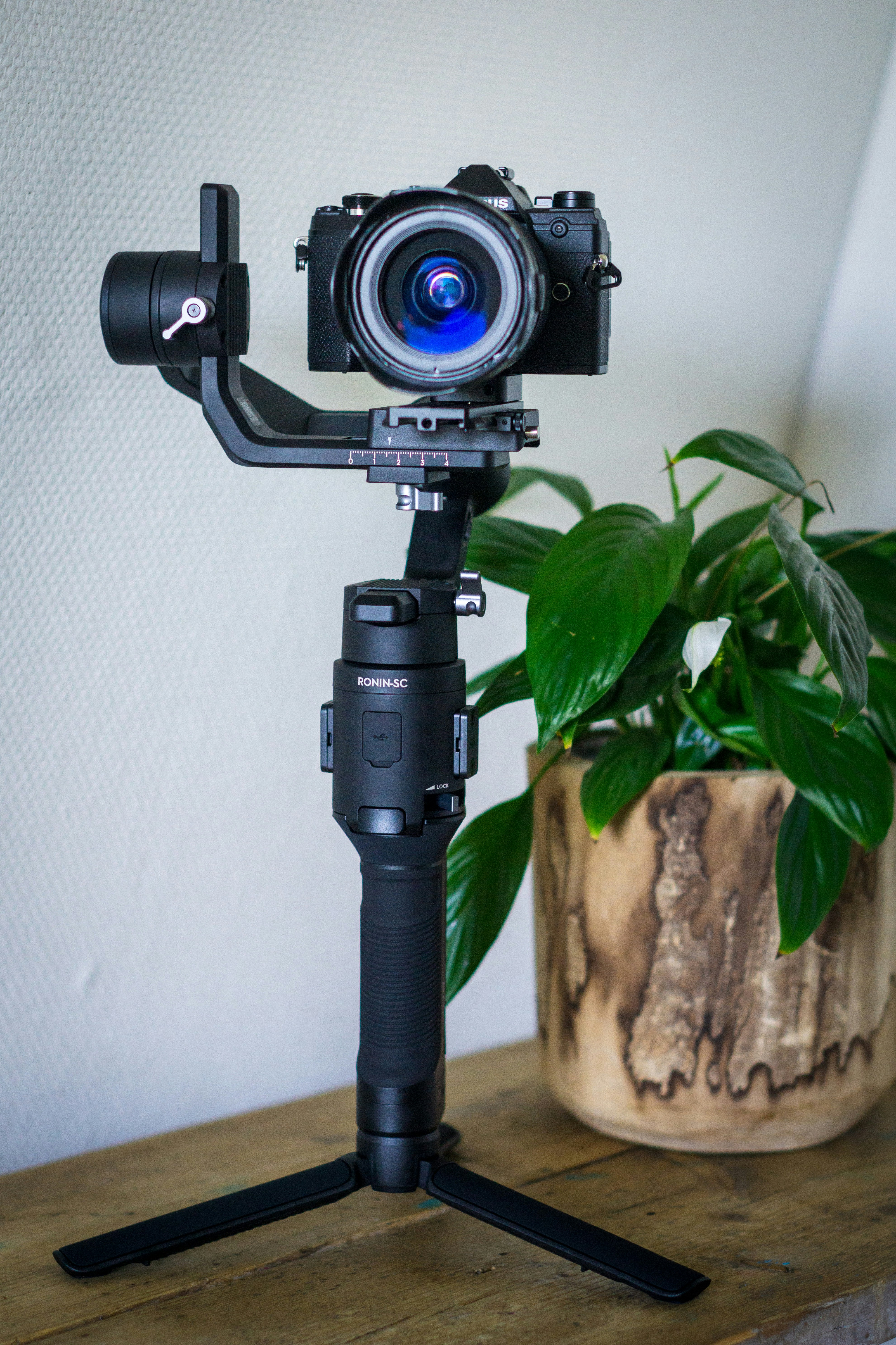 black dslr camera on black tripod