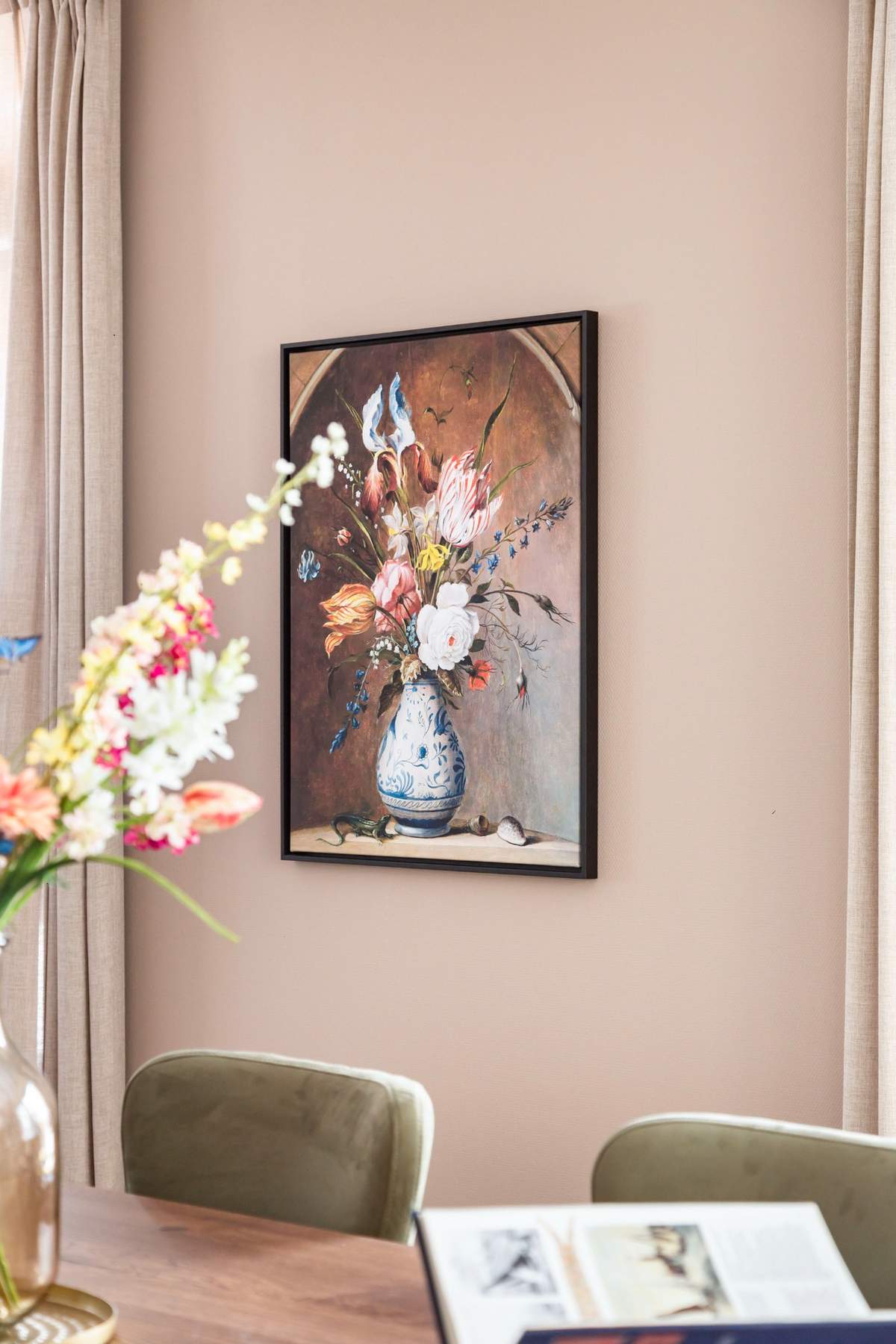 eettafel groene stoelen en oude meester bloemen 