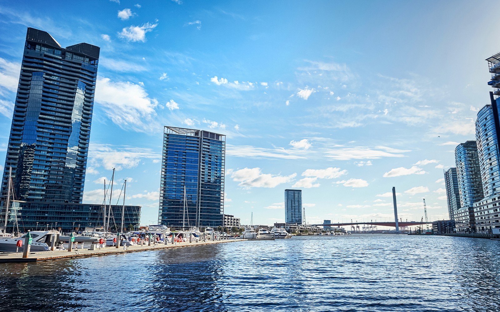 મેલબર્નના આકાશપાતાળ અને યારા નદી પર બંધાયેલા બોટો વિલિયમસ્ટાઉન ફેરી ક્રૂઝ દરમિયાન.