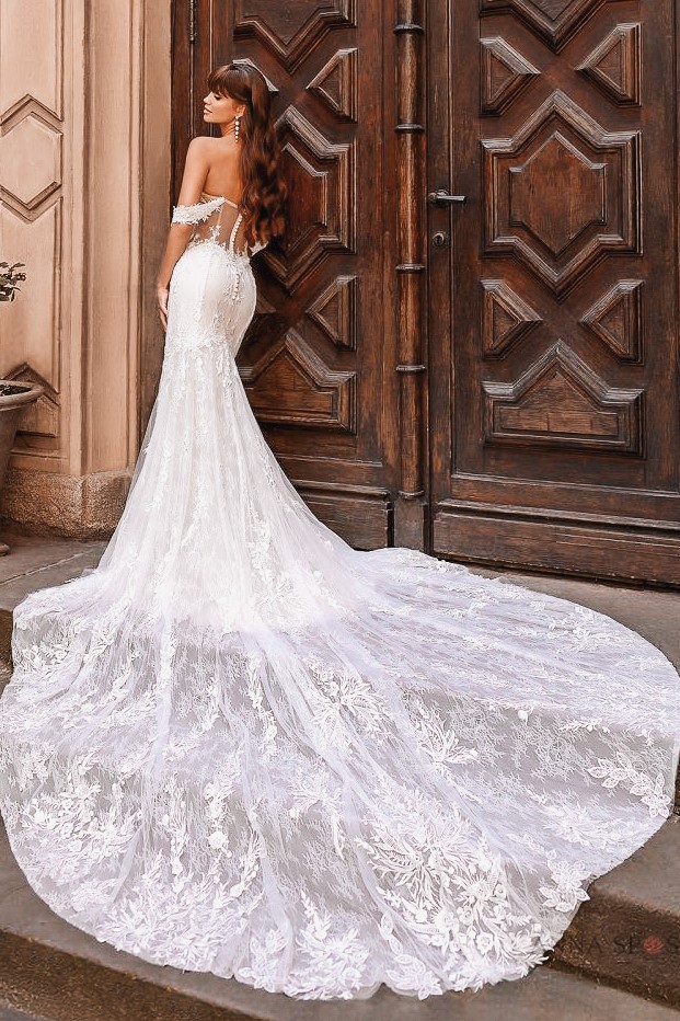 Brautkleid mit transparentem Spitzenrücken