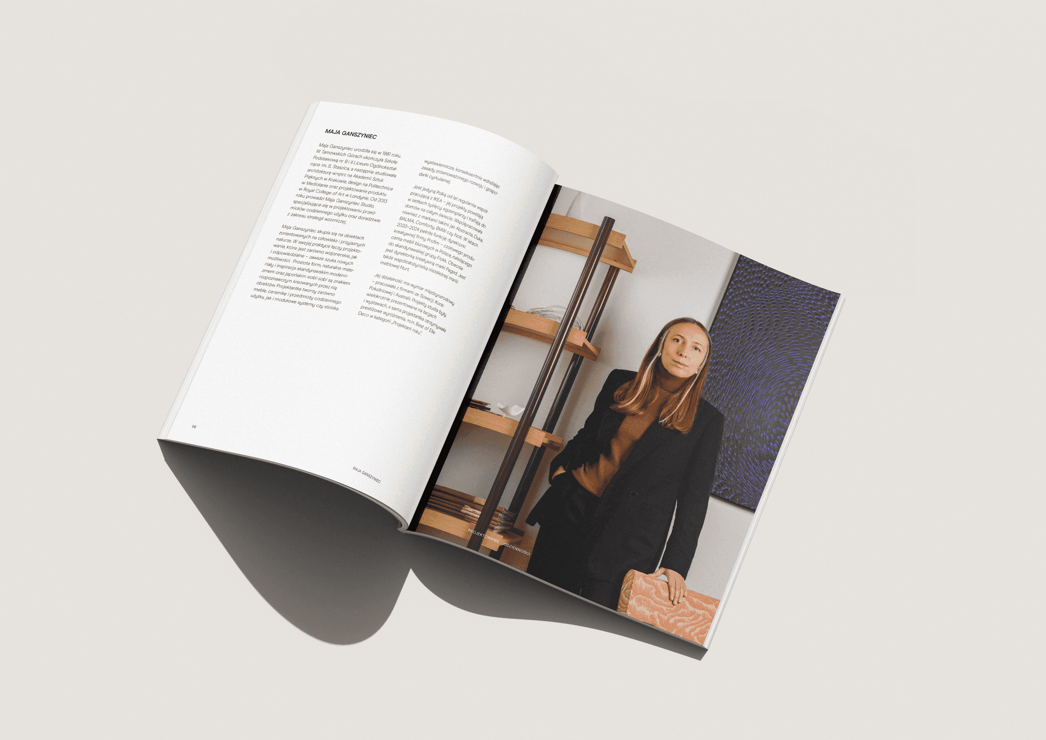 Przykładowa rozkładówka z katalogu  Maja Ganszyniec Projektowanie Codzienności, przedstawiająca projektantkę oraz tekst o niej