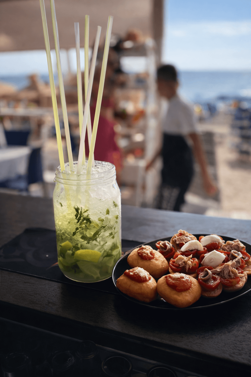 Aperitivo in spiaggia con cocktail, finger food e atmosfera estiva a Urlamare