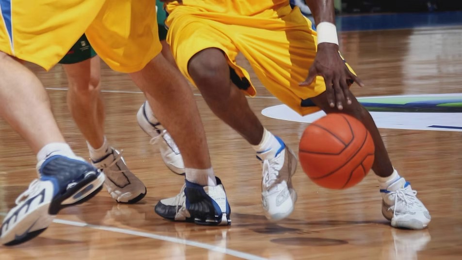 Ein Afrikanischer Elefant wirbelt Staub auf – Unterstützt durch die DAG Unternehmensgruppe im Rahmen der AMES Foundation zum Schutz bedrohter Tierarten.