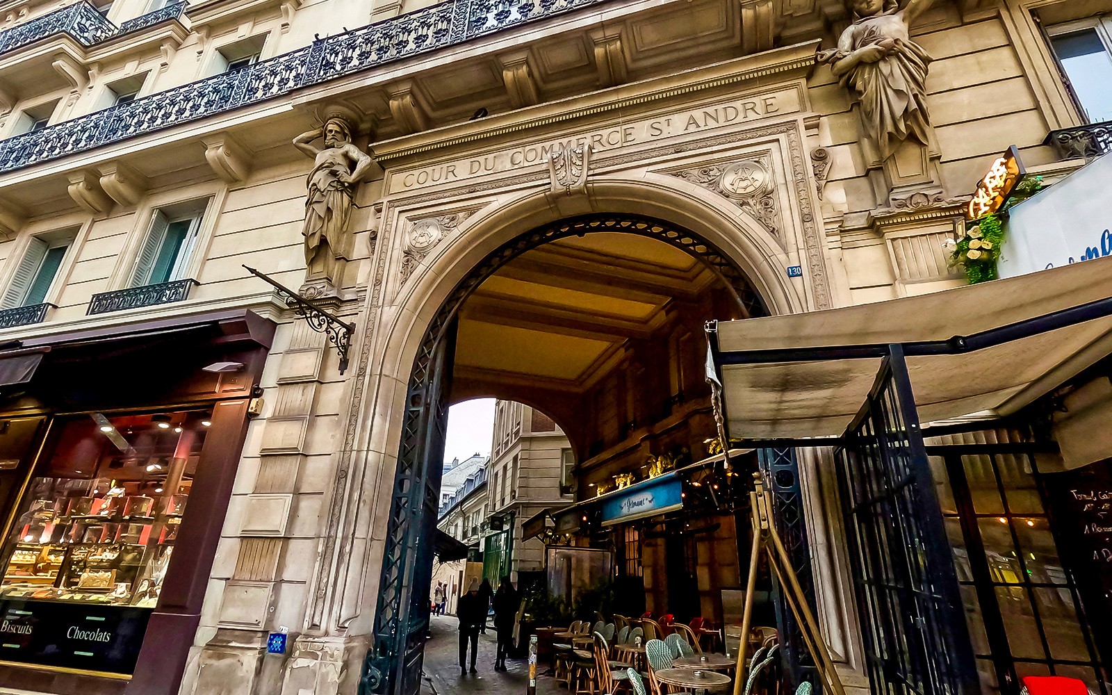 圣日耳曼德佩区，巴黎，圣安德烈商业步行街入口，附近有咖啡馆的桌子。