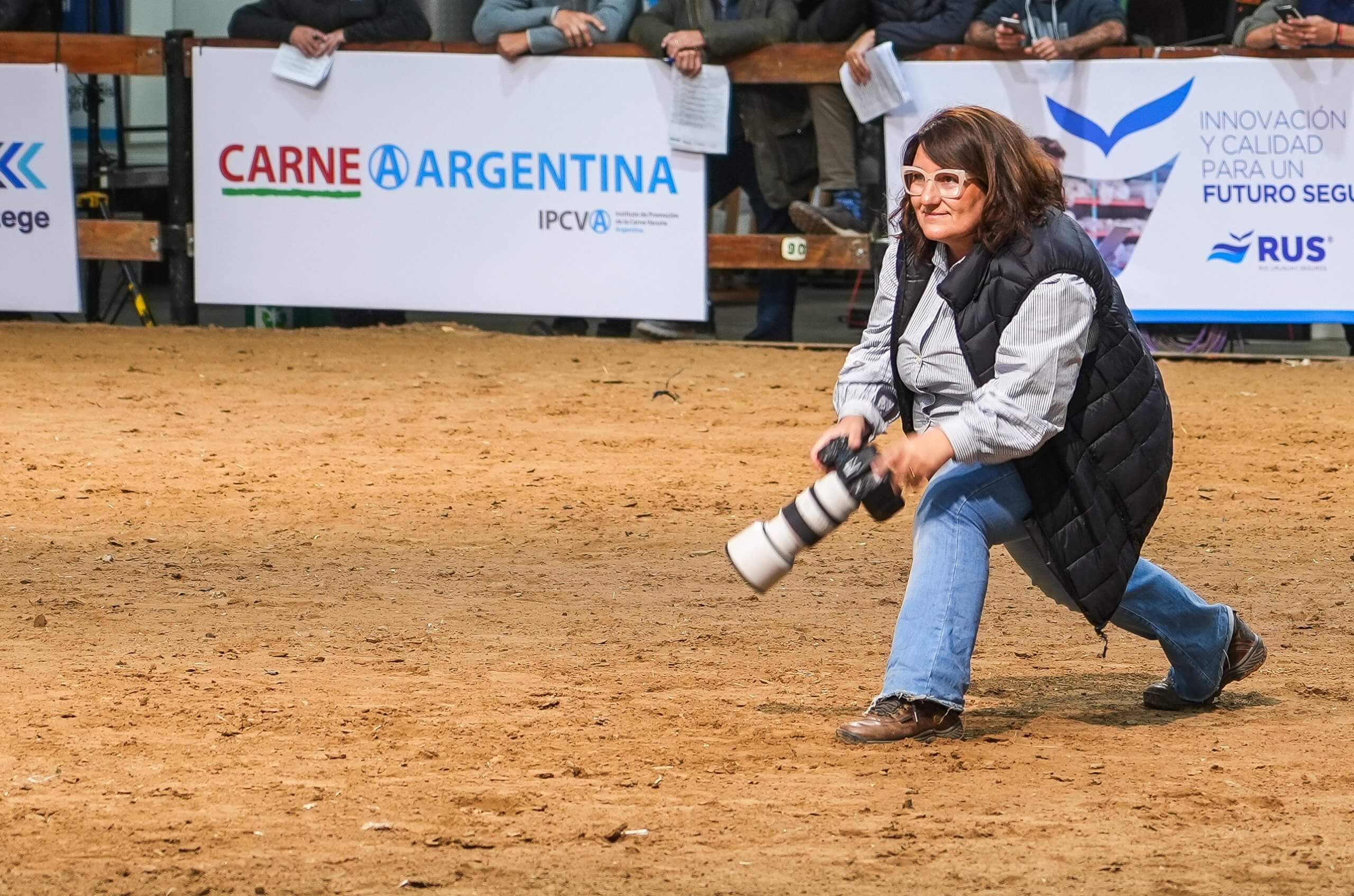 Alejandra con camara en pista02 scaled