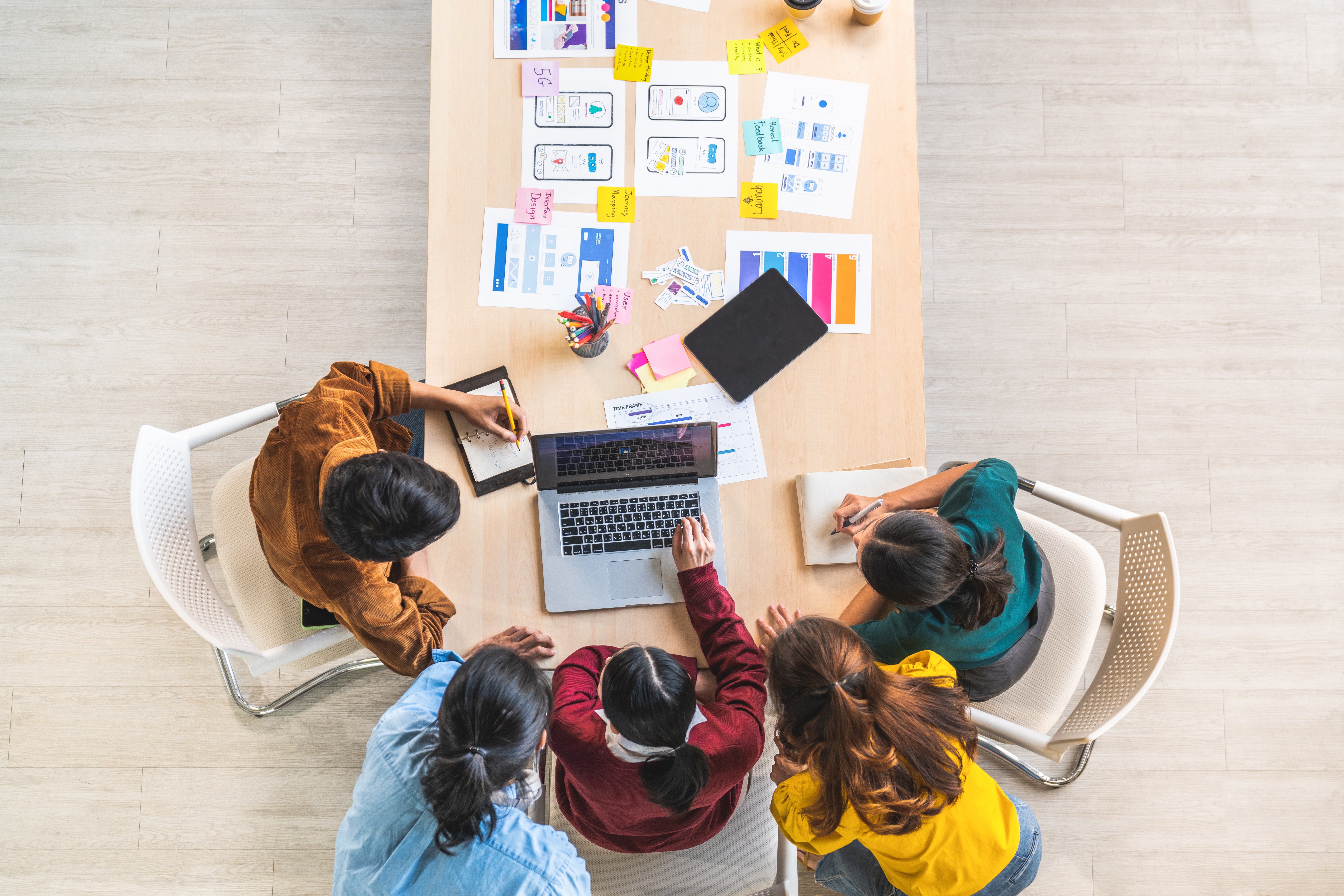 Persone che lavorano insieme