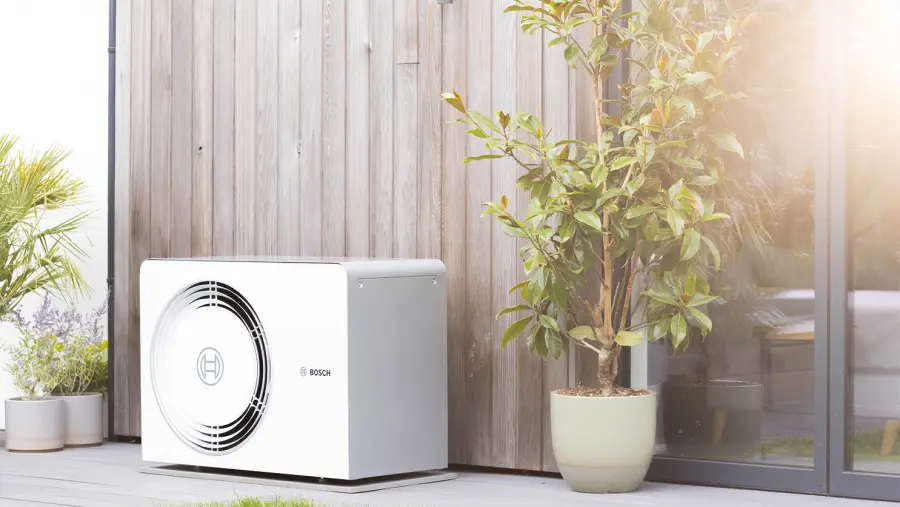 Die Bosch Compress 5800i AW vor einem Haus.