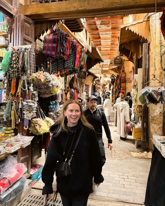 Ты парнями на вилле в испании катаешь на эндуро по горам