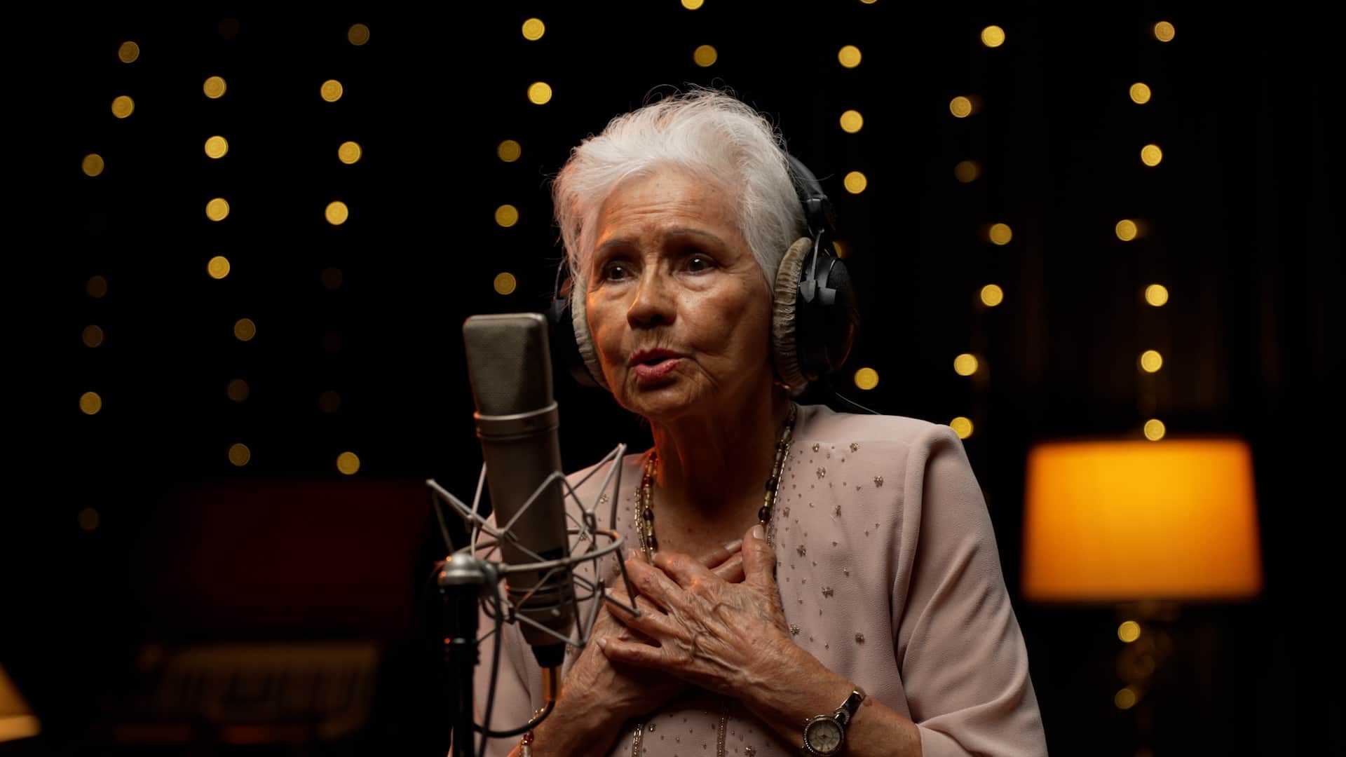 Woman singt in Studio