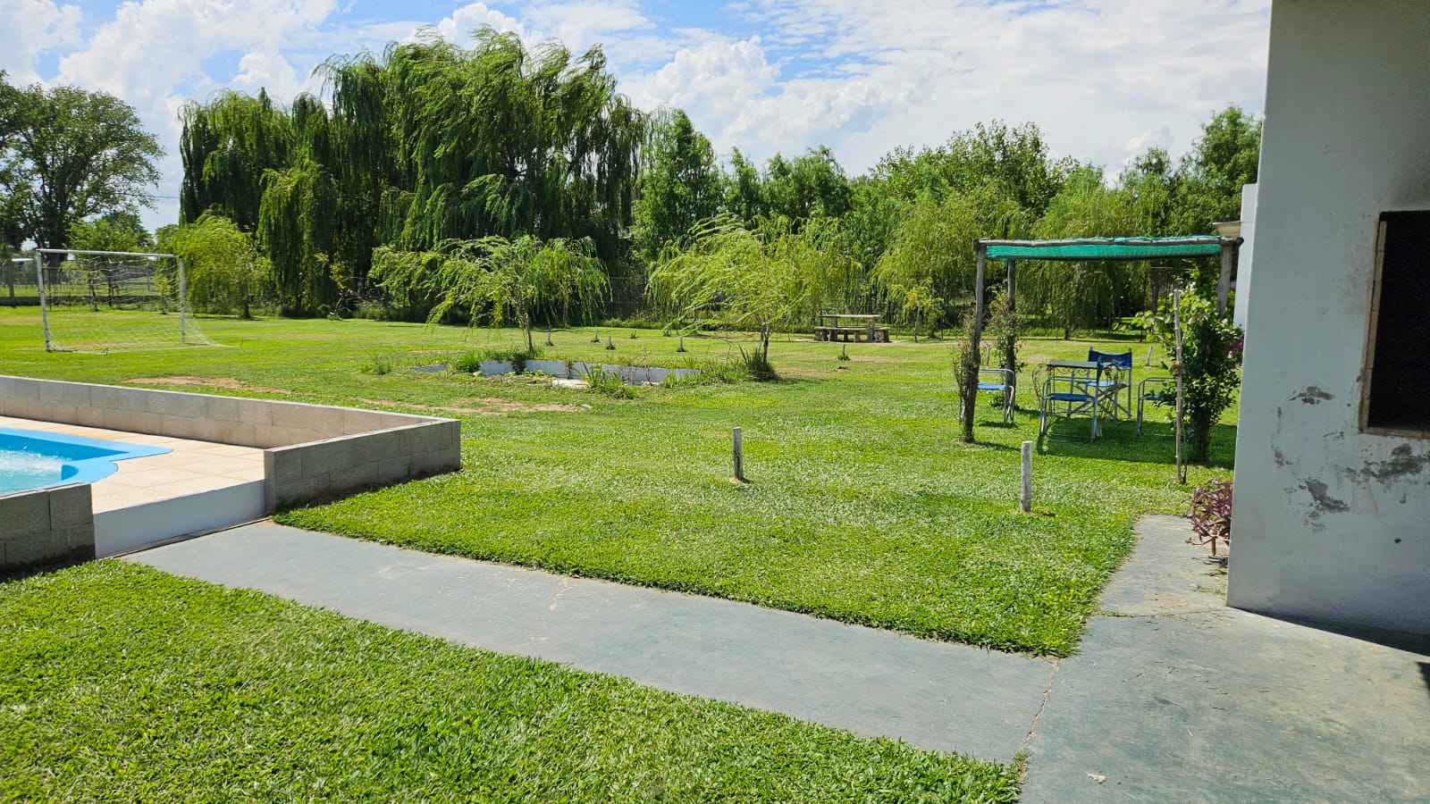 Amplio espacio verde con jardín donde los perros pueden jugar en una cabaña en Saladillo