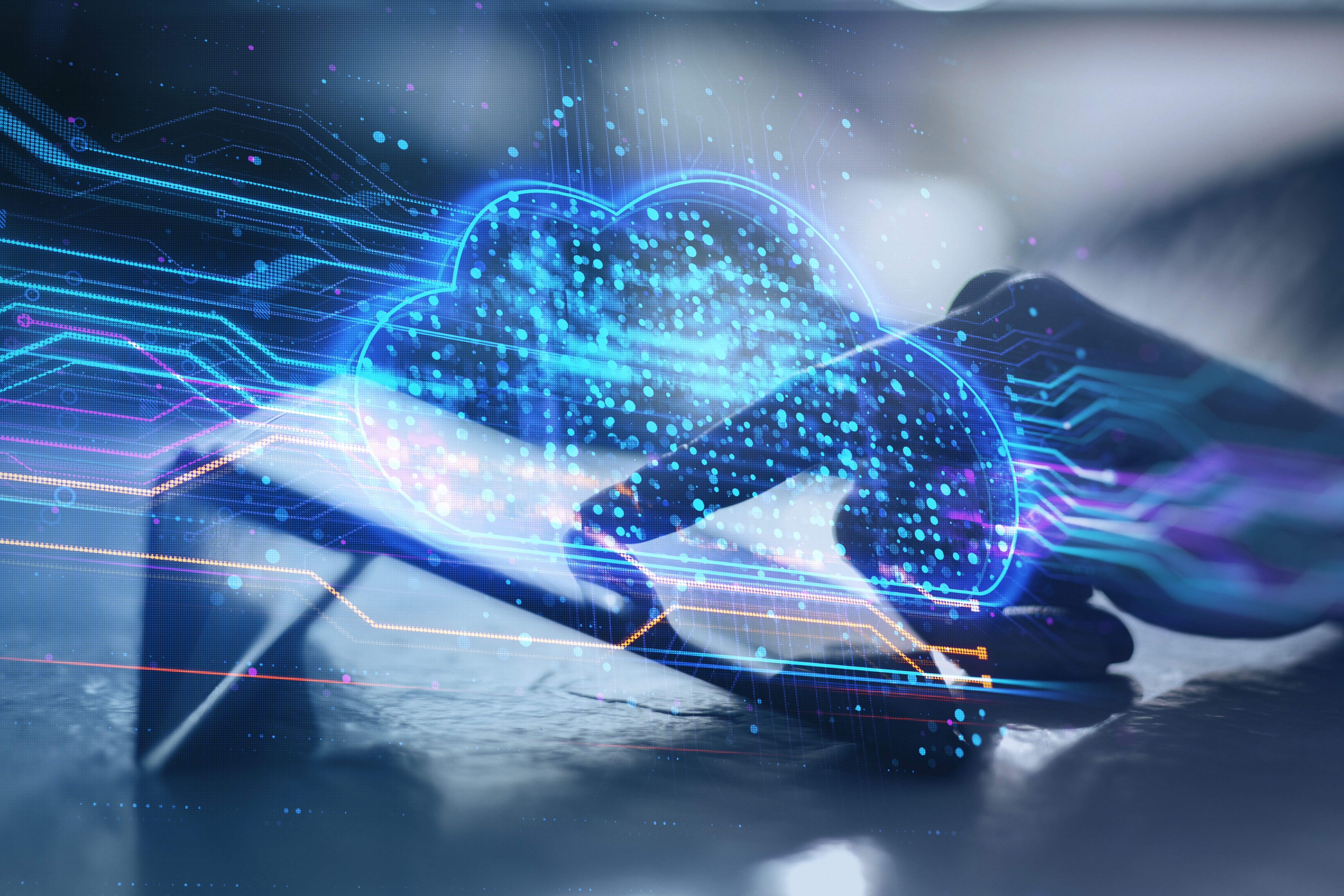 Eine Nahaufnahme zeigt Hände, die ein Tablet bedienen. Darüber schwebt eine leuchtende, blaue holografische Wolke, die aus digitalen Punkten und Schaltkreisen besteht. Lichtspuren fließen von den Fingern und dem Gerät in das Cloud-Symbol, was den Zugriff auf Cloud-Computing und Daten symbolisiert.