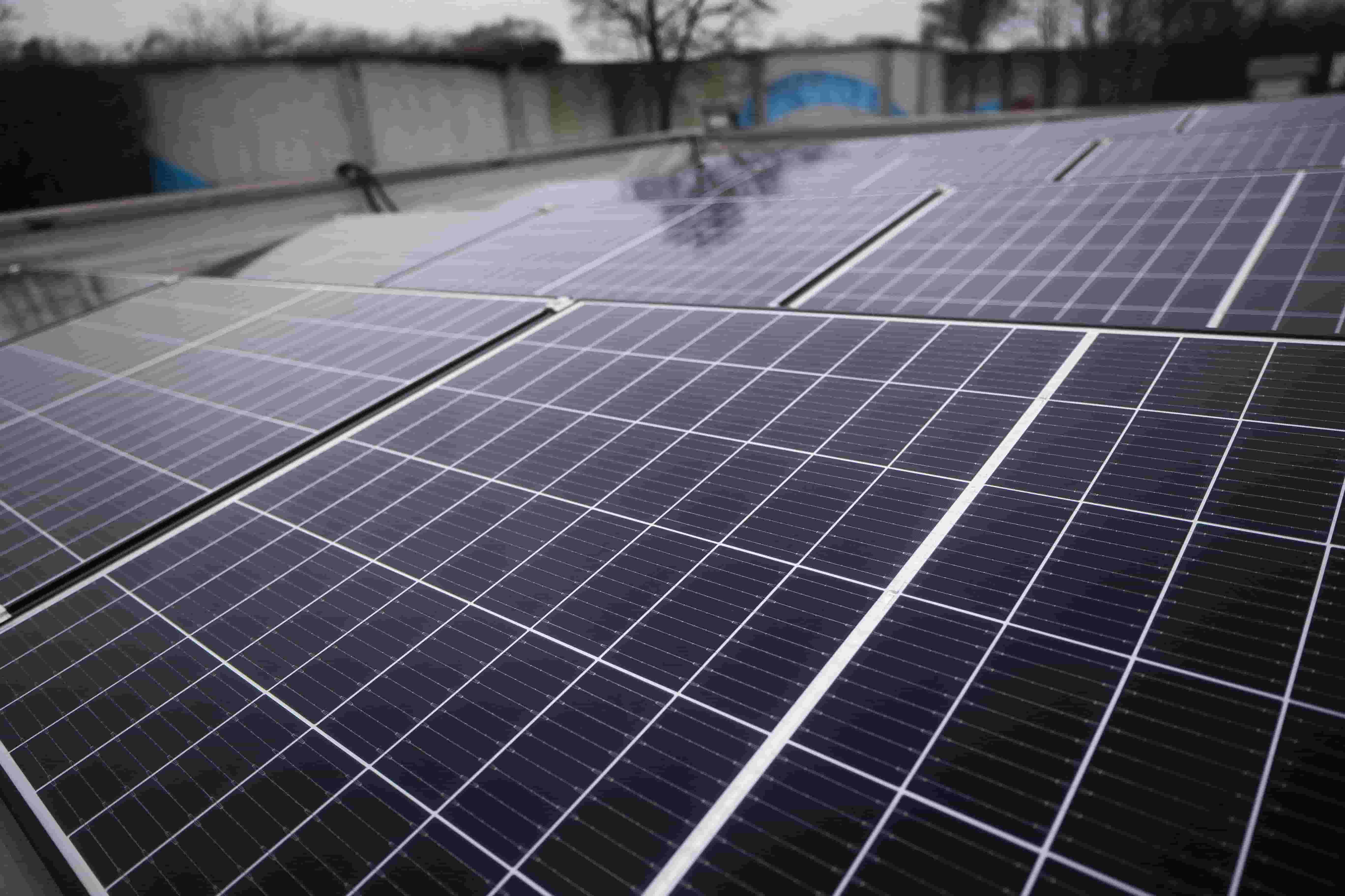 Photovoltaikanlage als Hintergrundmotiv für den Service Nachrüstungen von DER SOLARWART.