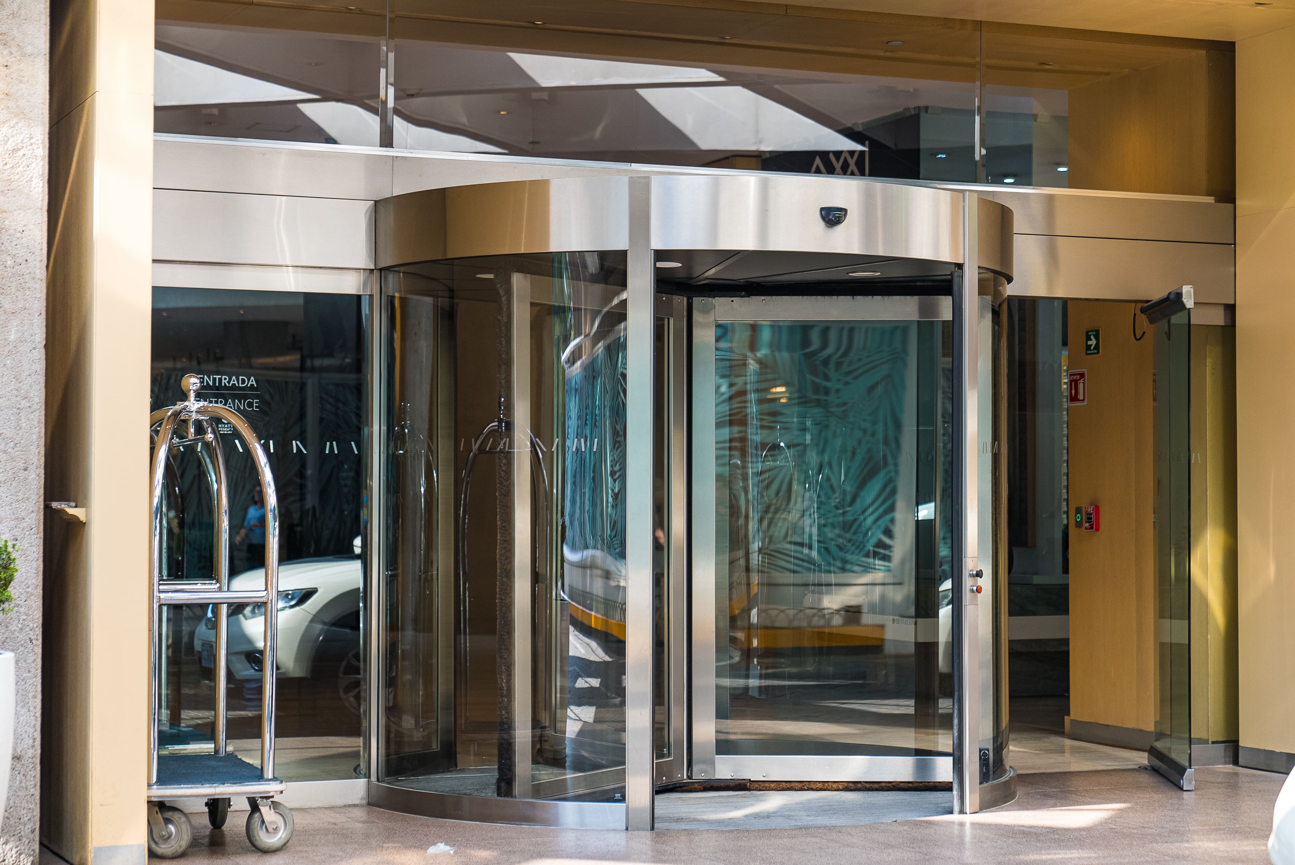 1,500 PUERTA GIRATORIA AUTOMÁTICA