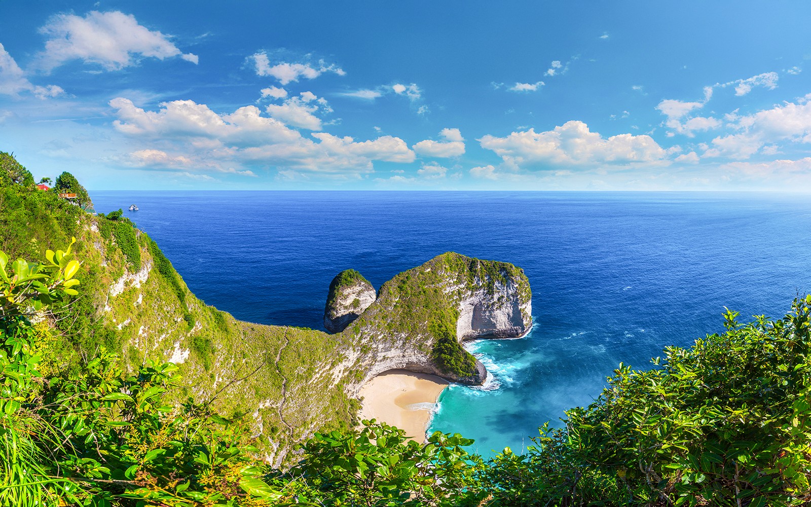 Vista panorâmica das falésias da Praia Kelingking e oceano na Ilha de Nusa Penida Oeste.