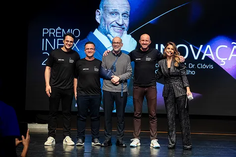 pessoas posando para foto no premio inbix