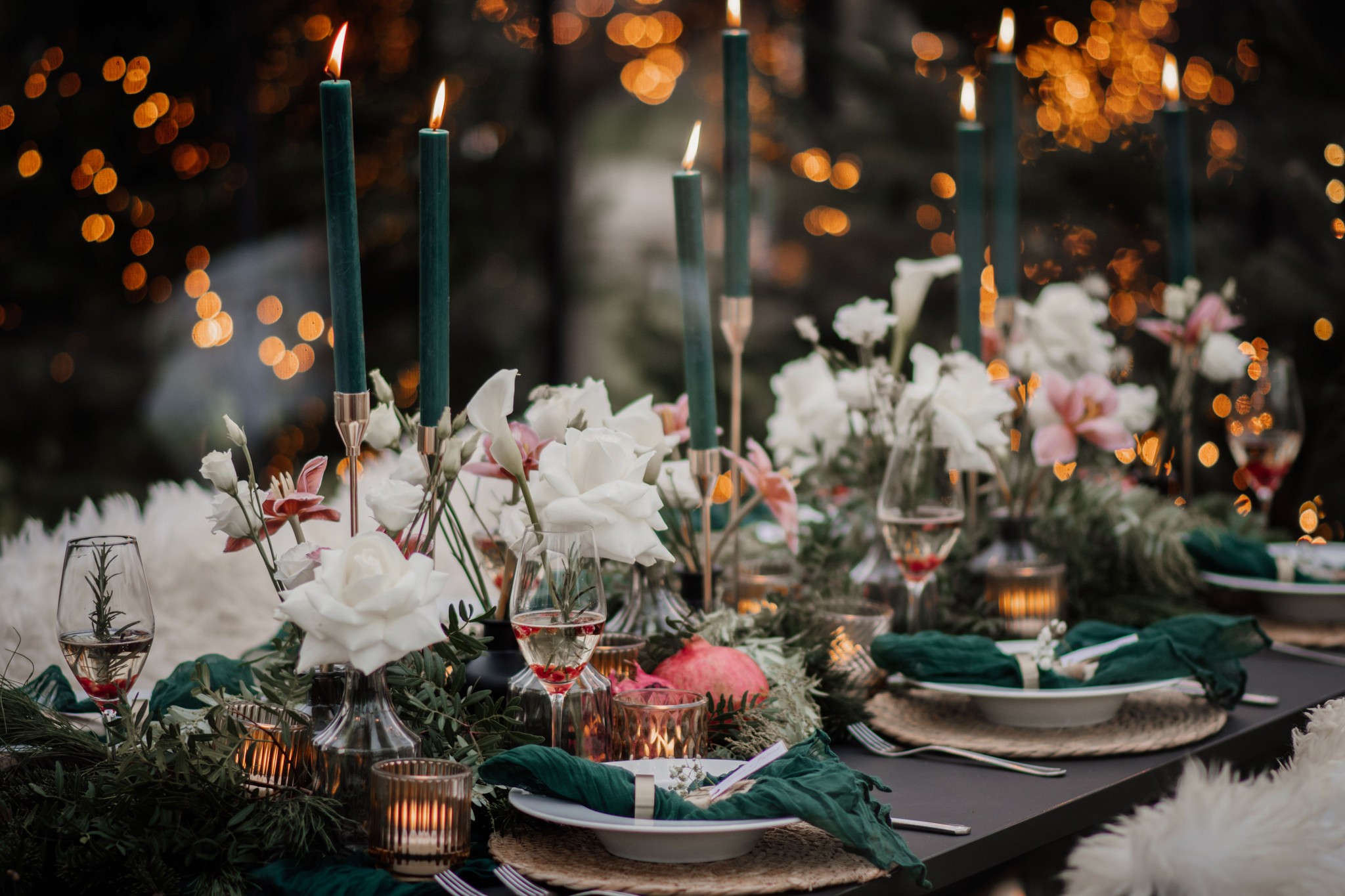 Stilvolle und moderne Hochzeits-Tischdeko mit smaragdgrünen Stabkerzen, goldenen Akzenten und hochwertigem Blumendesign