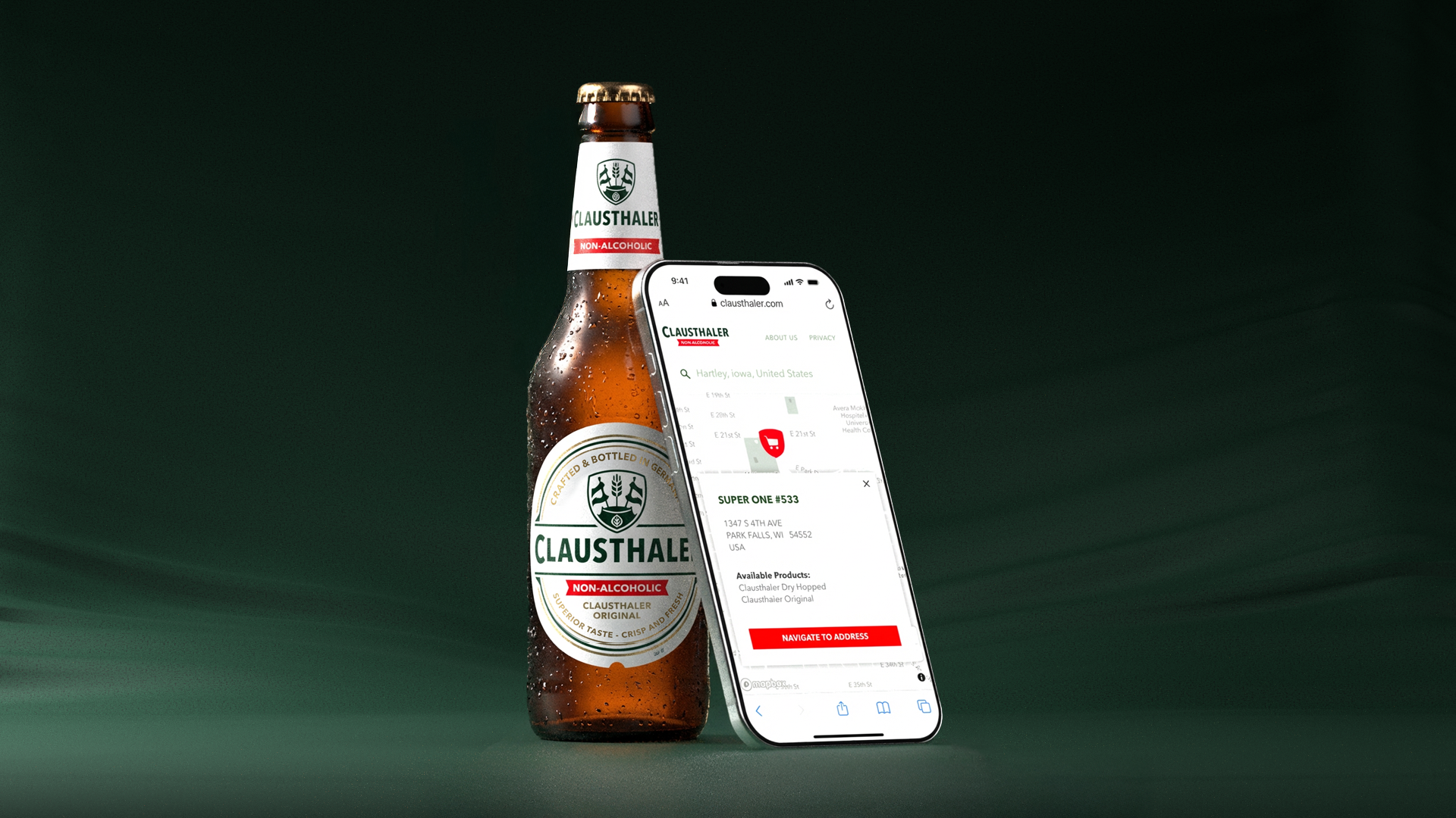 Eine Flasche Clausthaler alkoholfreies Getränk neben einem Handy, auf dem die Website des Unternehmens zu sehen ist.