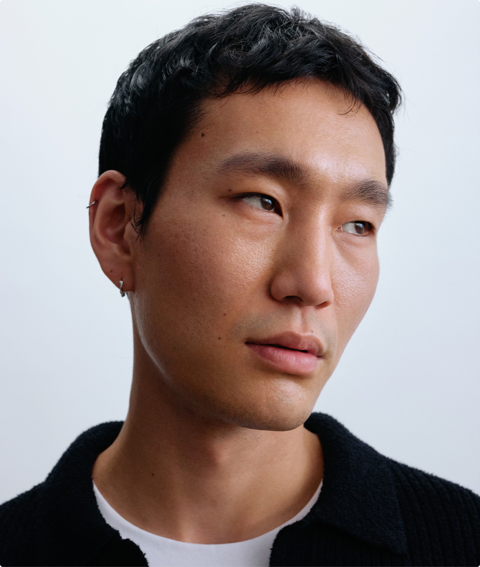 Foto einer jungen Person die müde und erschöpft zur Seite aus dem Bild schaut.