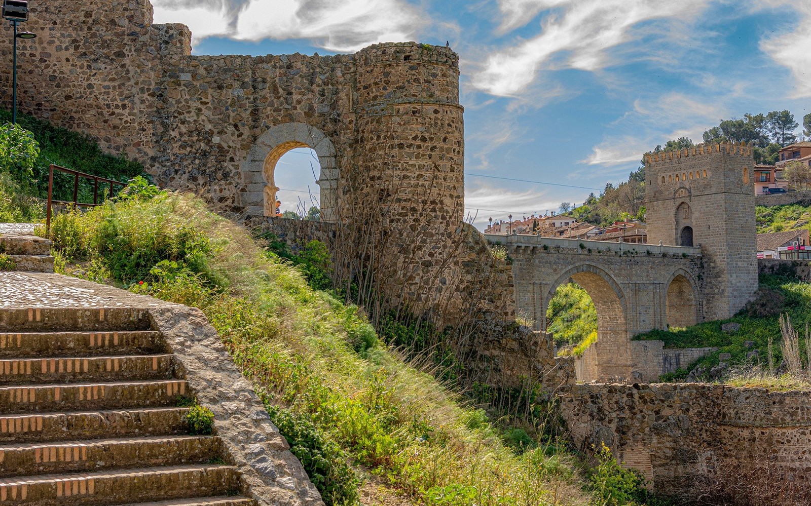 托萊多的中世紀橋樑和石牆在藍天之下。