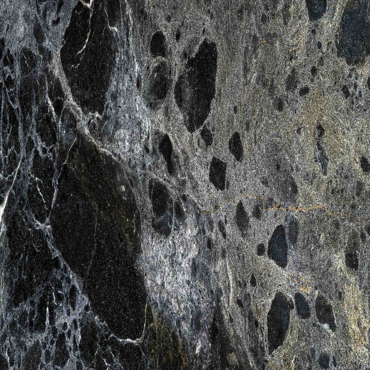 Detailaufnahme mit goldenen und grauen Einschlüssen