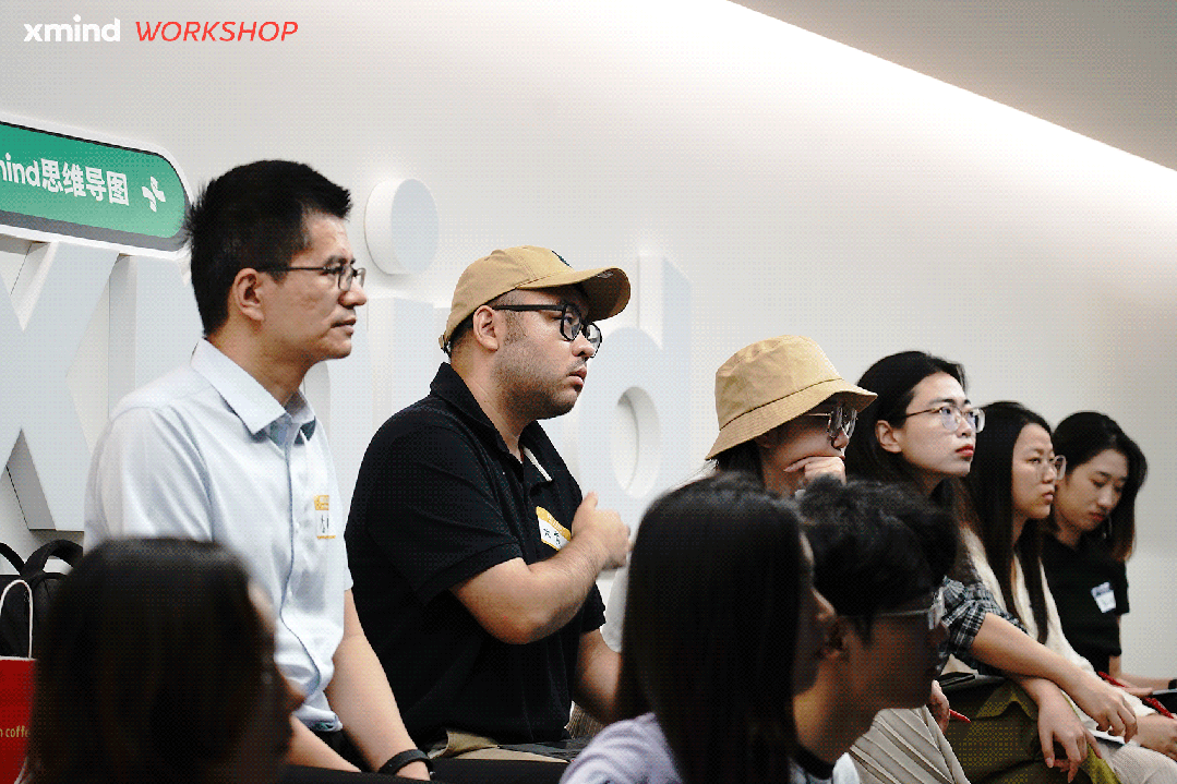 会议上专注的听众