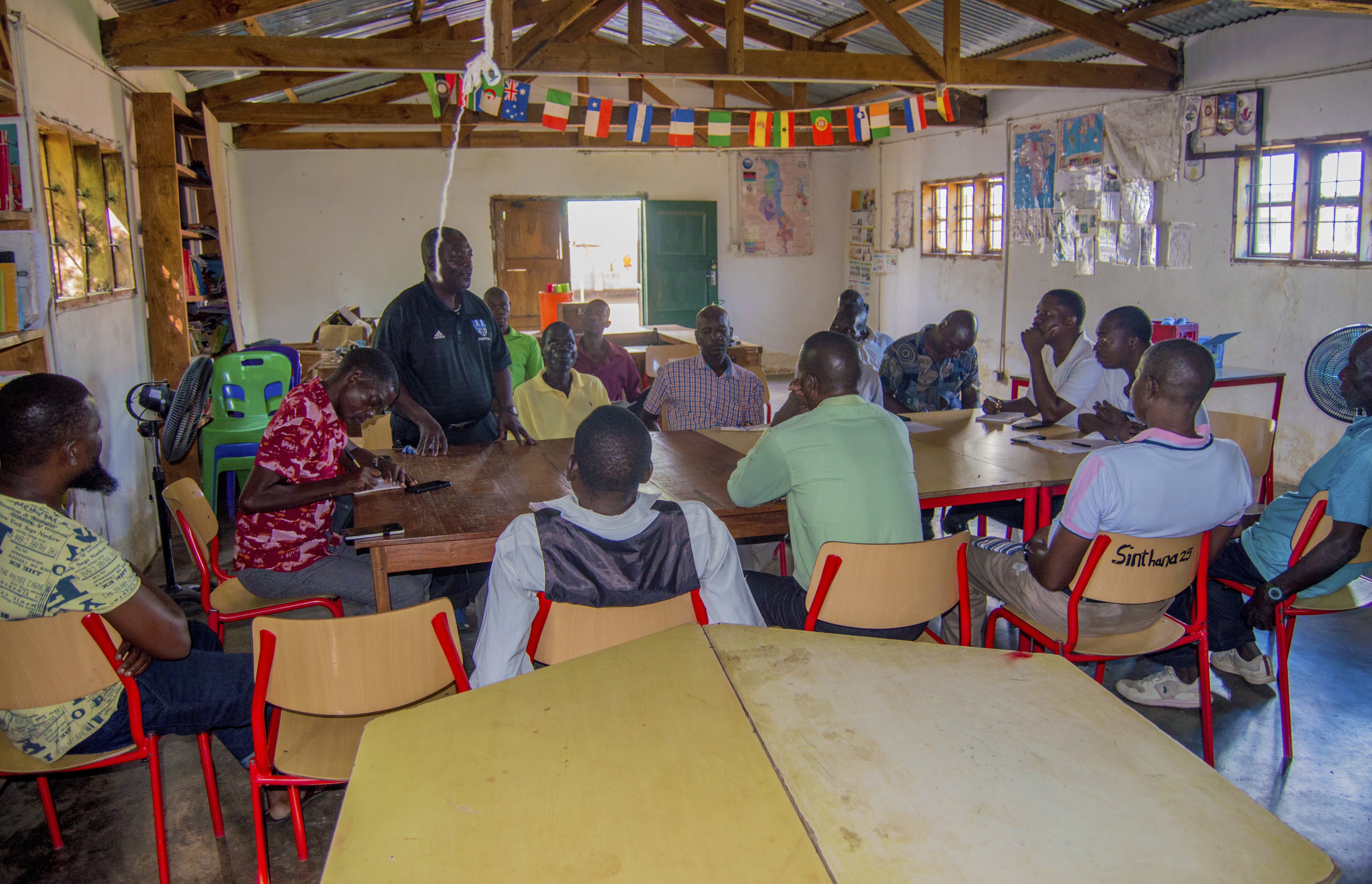 Enfants attentifs assis dans une salle de classe