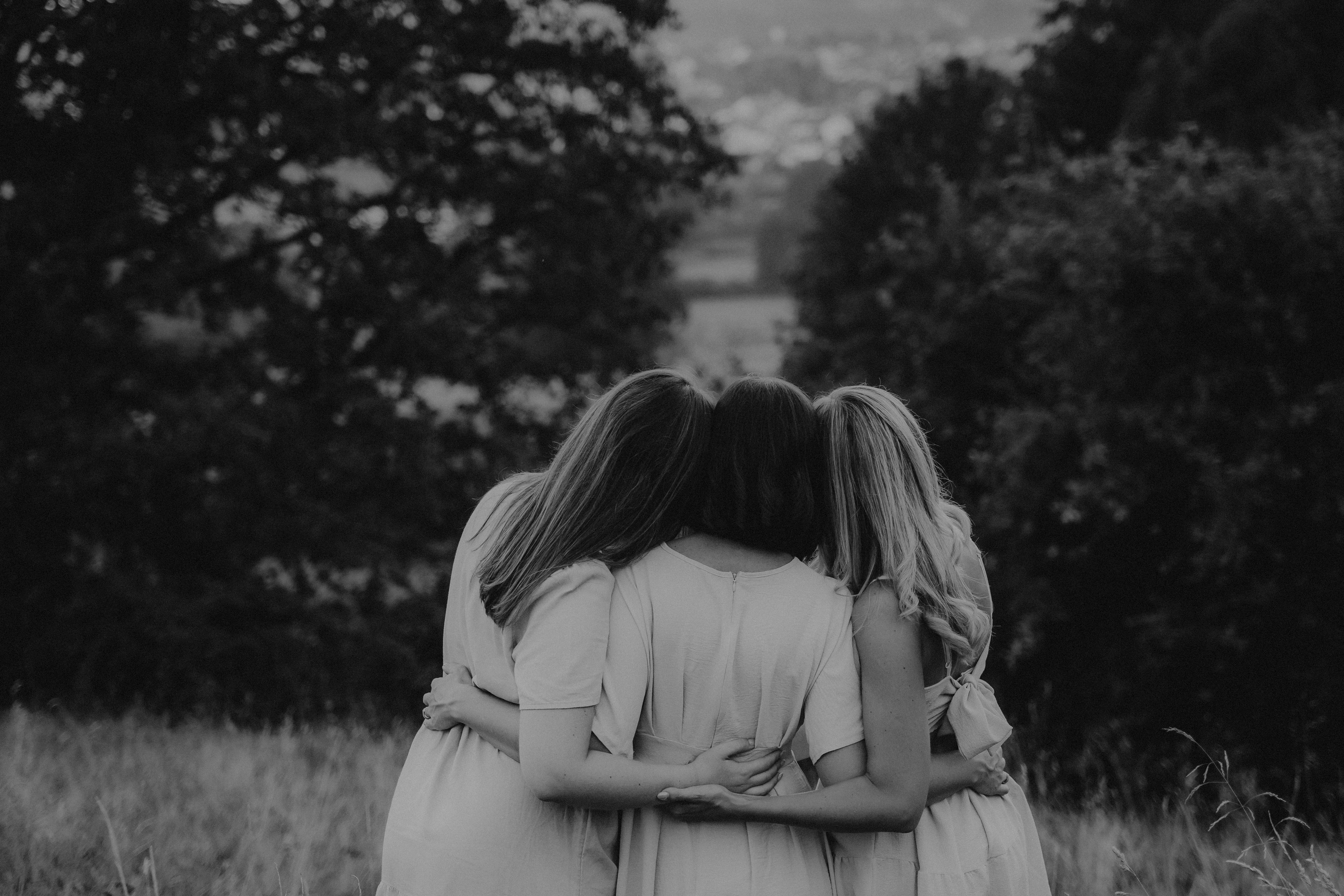 Schwarzweiß Familienfotografie in Bogen – emotionale Umarmung bei einem natürlichen Outdoor Shooting.