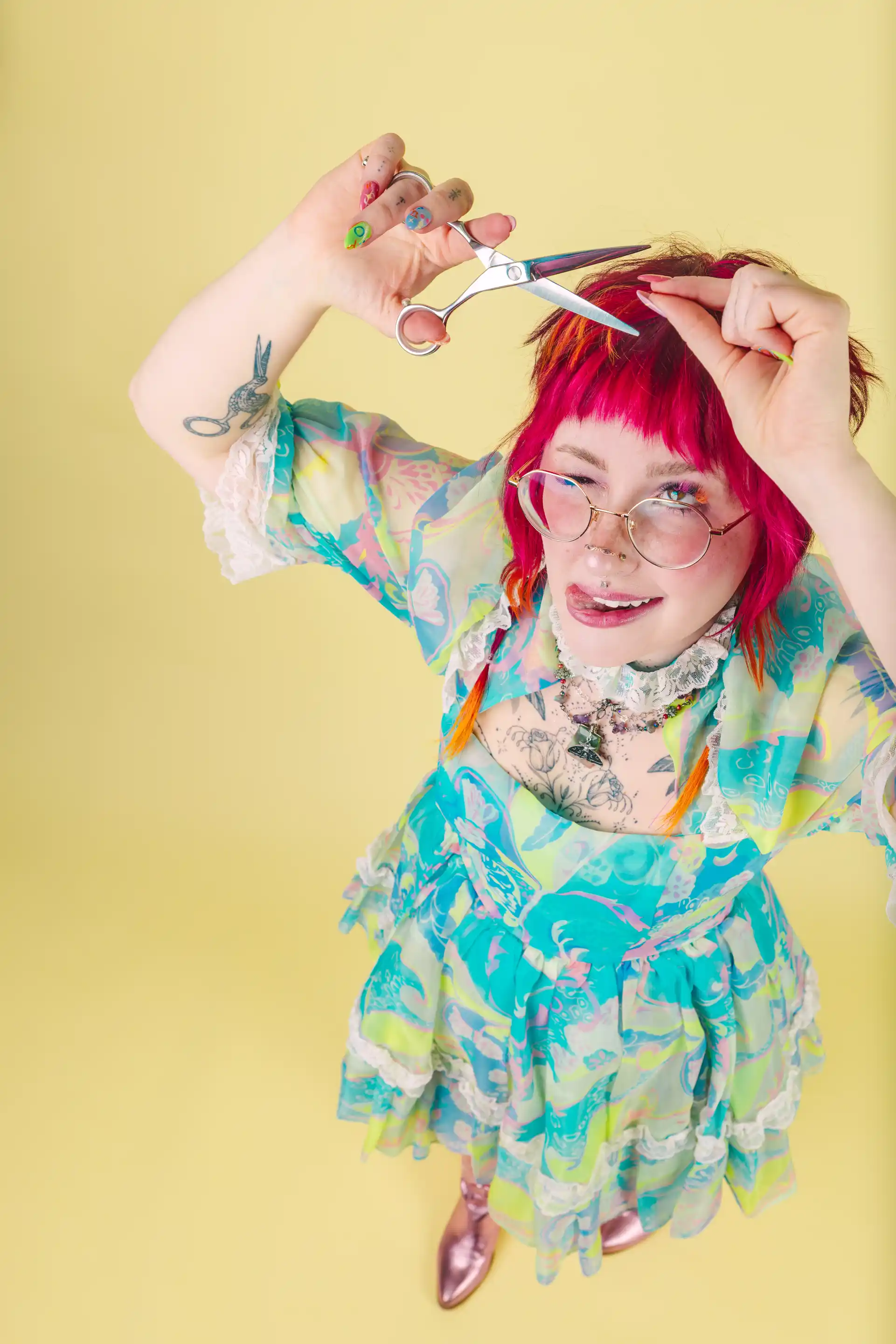 colorful branding photos of tampa hairstylist kayla cutting hair