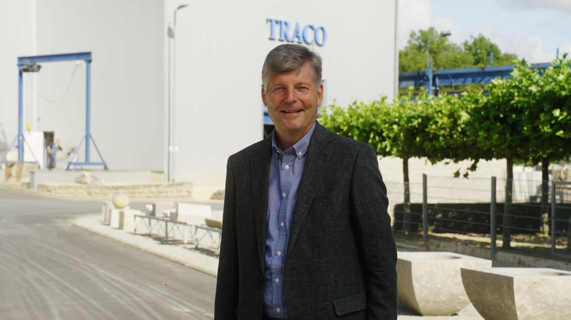 Man in front of a building, suited for storytelling and communication in filmproduction campaigns and strategic advertising for imagefilm