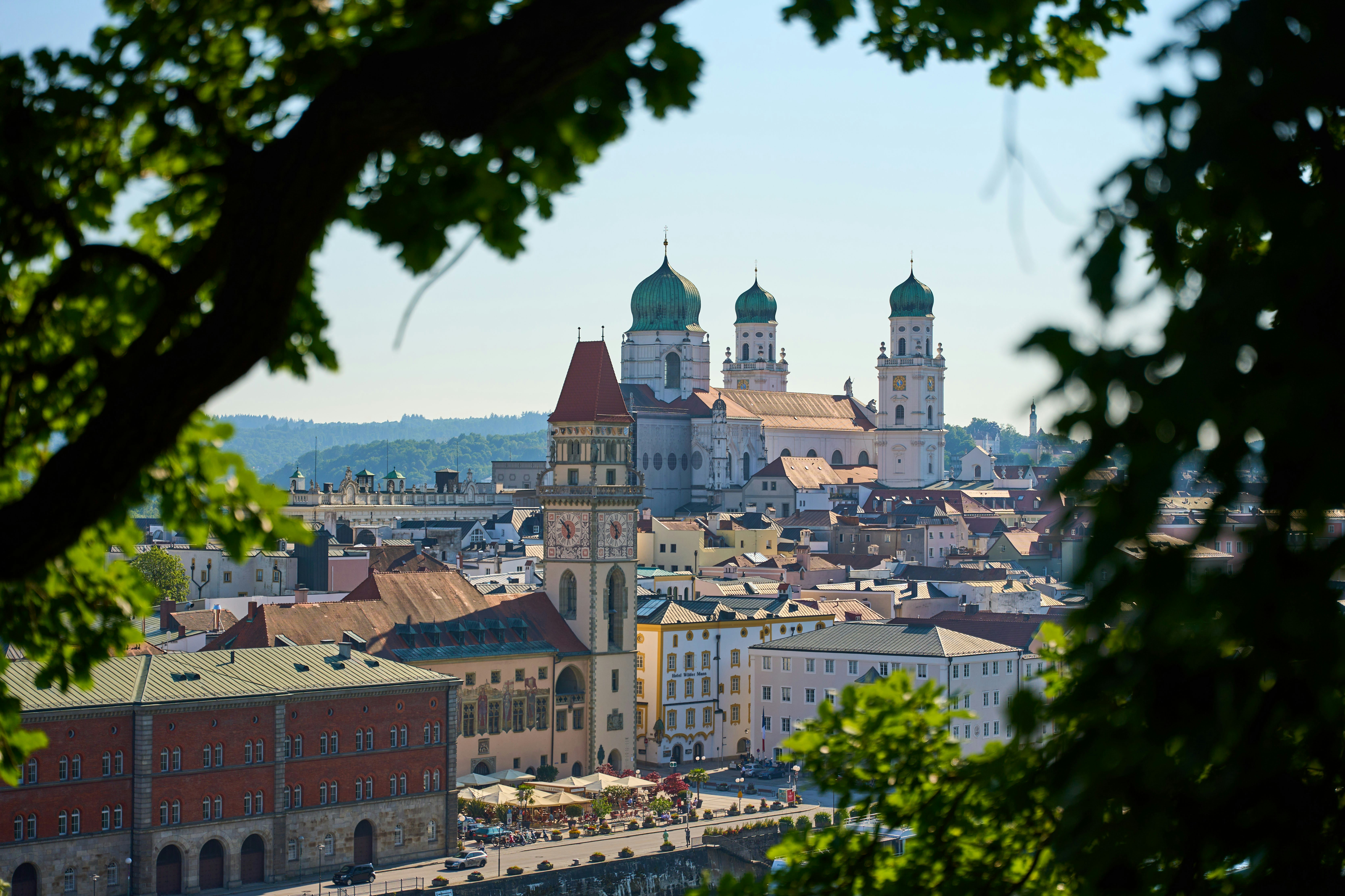 Blick auf die historische Innstadt von Passau – Die Heinzelmännchen Seniorenbetreuung ist Ihr zuverlässiger Partner für Haushaltshilfe in der gesamten Dreiflüssestadt.