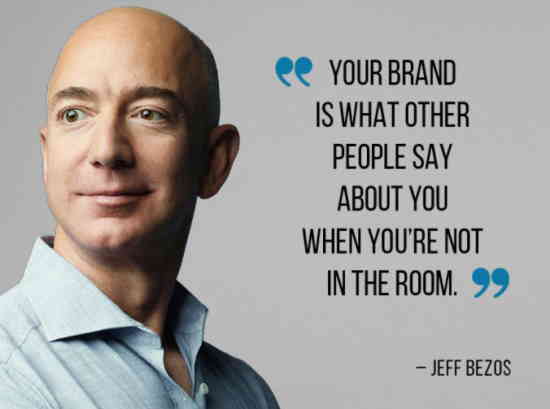 jeff bezos con frase del concetto di brand vicino