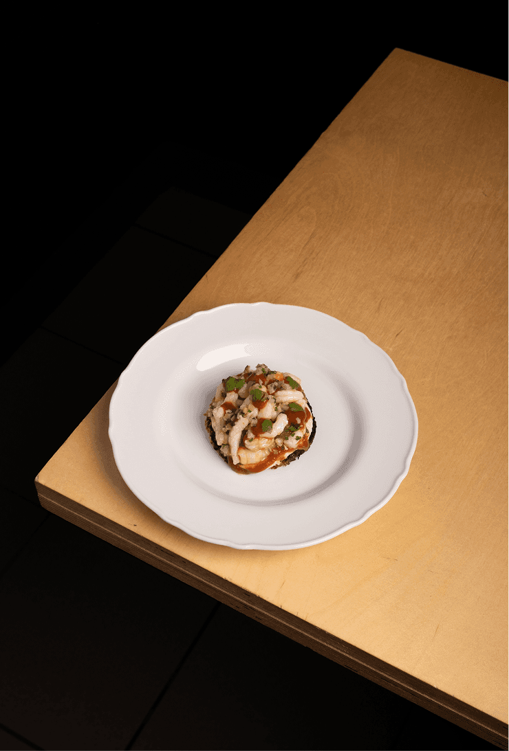 Un plat de crevettes sur le coin d'une table