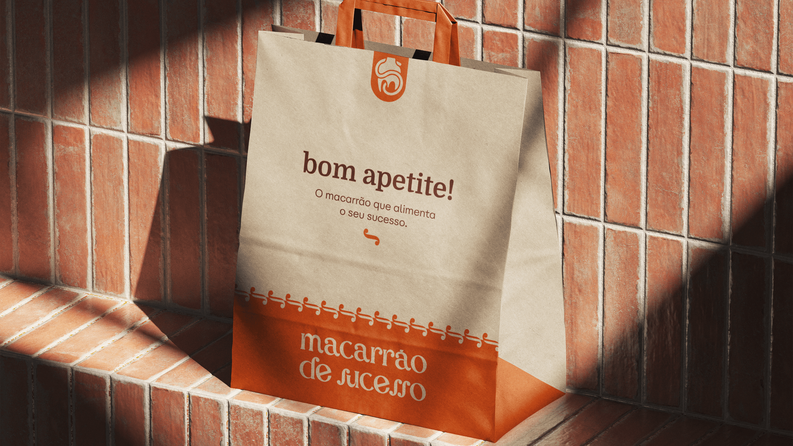uma sacola de entrega de alimentos de um restaurante, a sacola, em tons de branco e laranja, apresenta ativos visuais da marca Macarrão de Sucesso