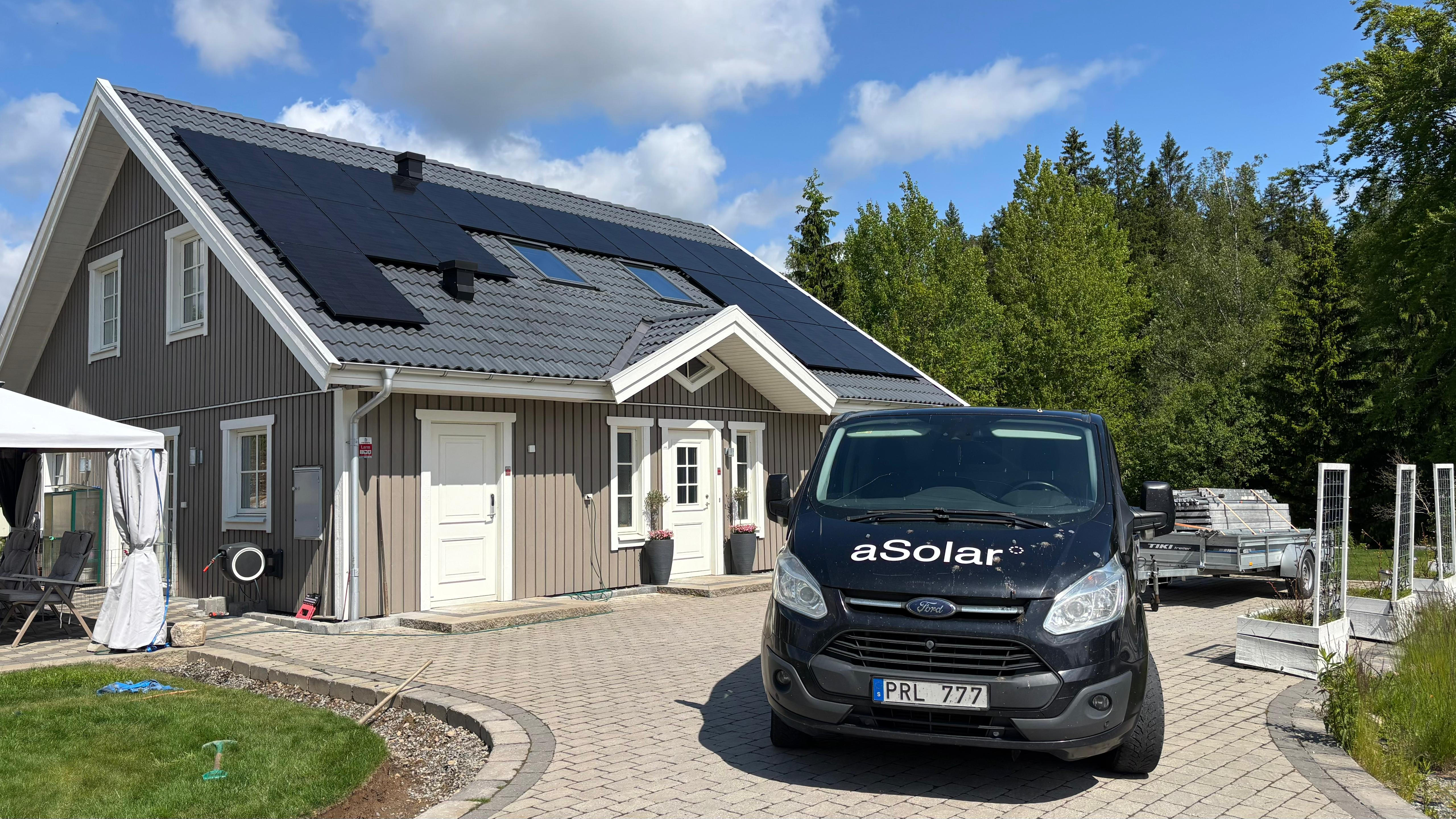 aSolar-installation med solpaneler och servicebil hos kund