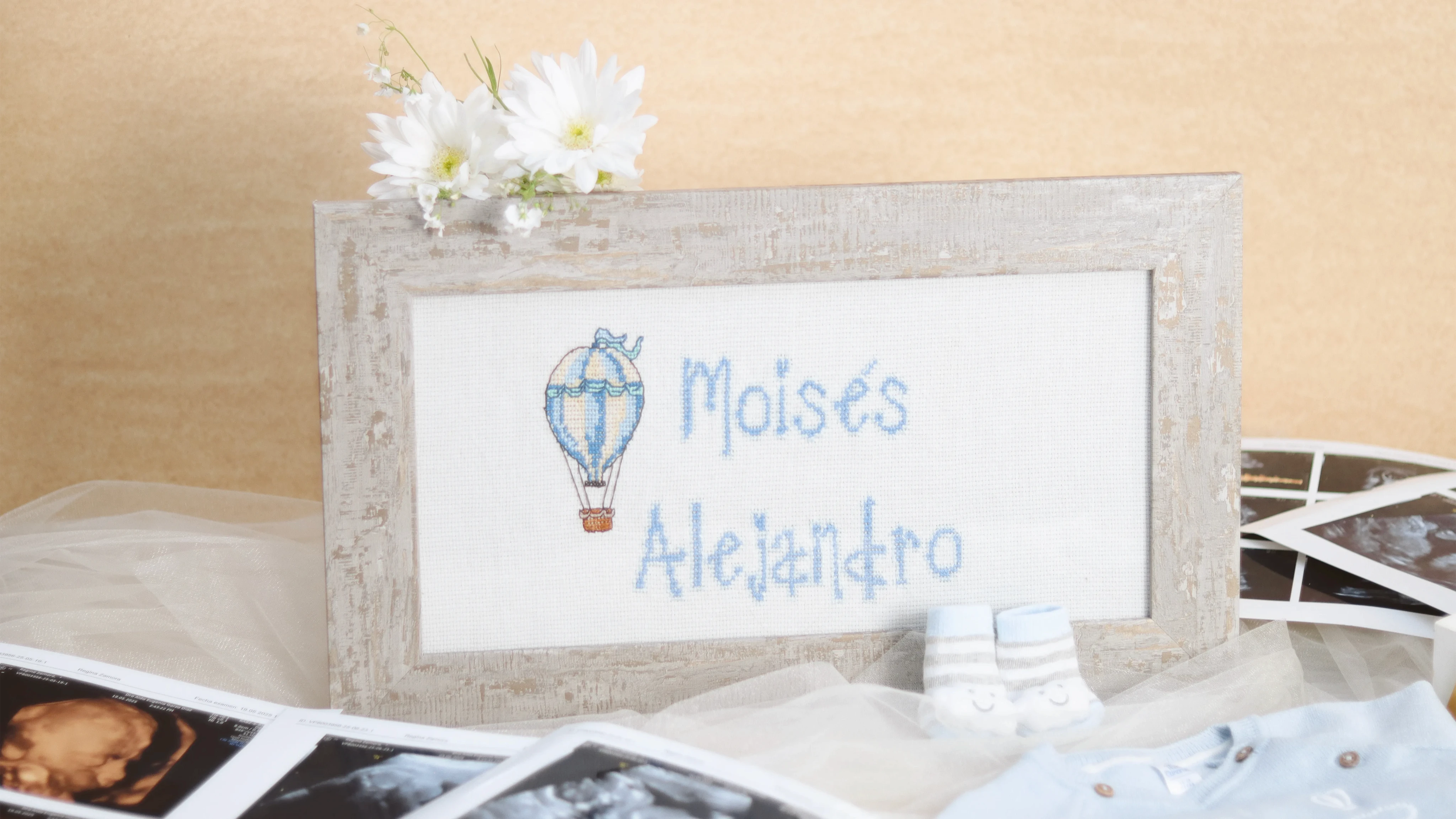 Marco bordado con nombre “Moisés Alejandro” junto a fotos de ultrasonido