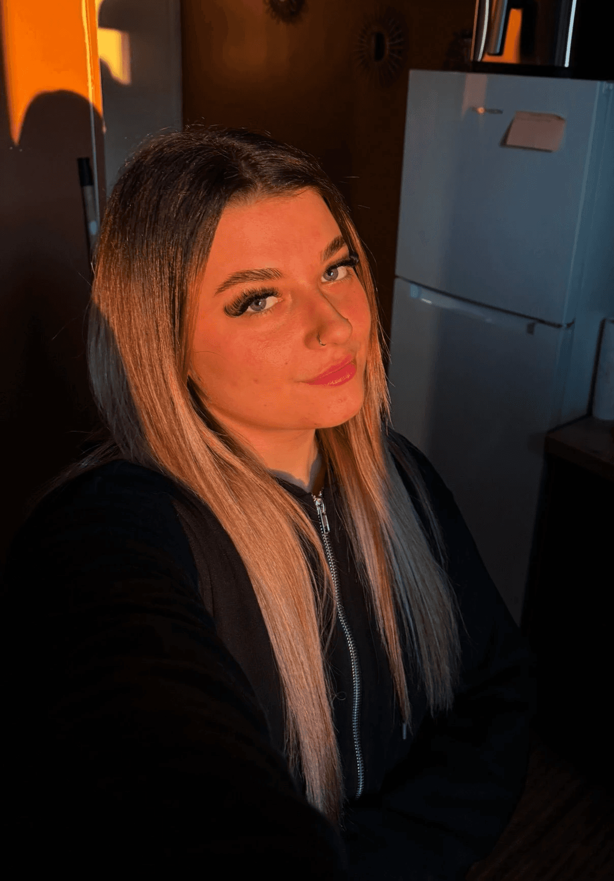 Photo de Oscya, professionnelle en extension de cils et browlift. Créatrice de EyeScya.