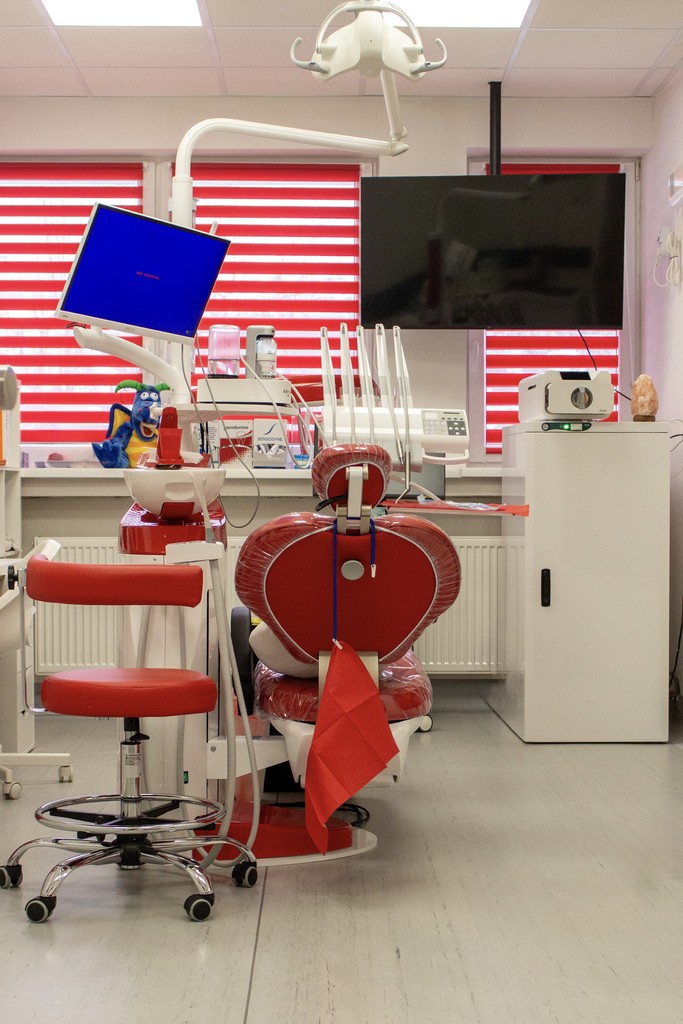Zubárske kreslo s pracovnými prístrojmi v ambulancii ANN Dental pripravené na ošetrenie pacienta.