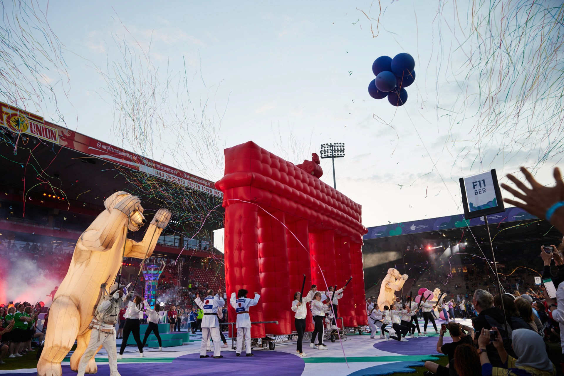 Das Bild zeigt die Show der Opening Ceremony der Special Olympics NAtional Games 2022 Berlin in der Alten Försterei Berlion chorewographiert von Nicole Wiese.