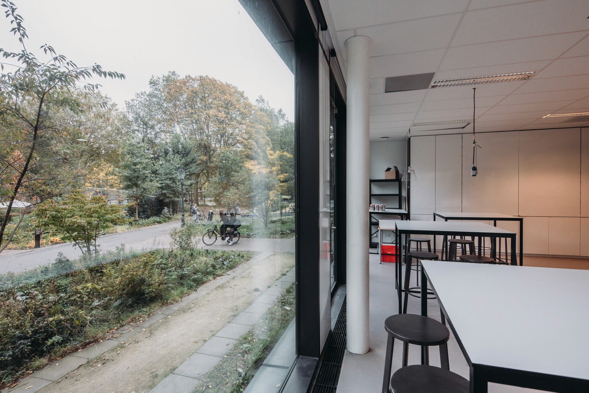 Interior photo of a technasium workshop showing the connection between inside and outside space